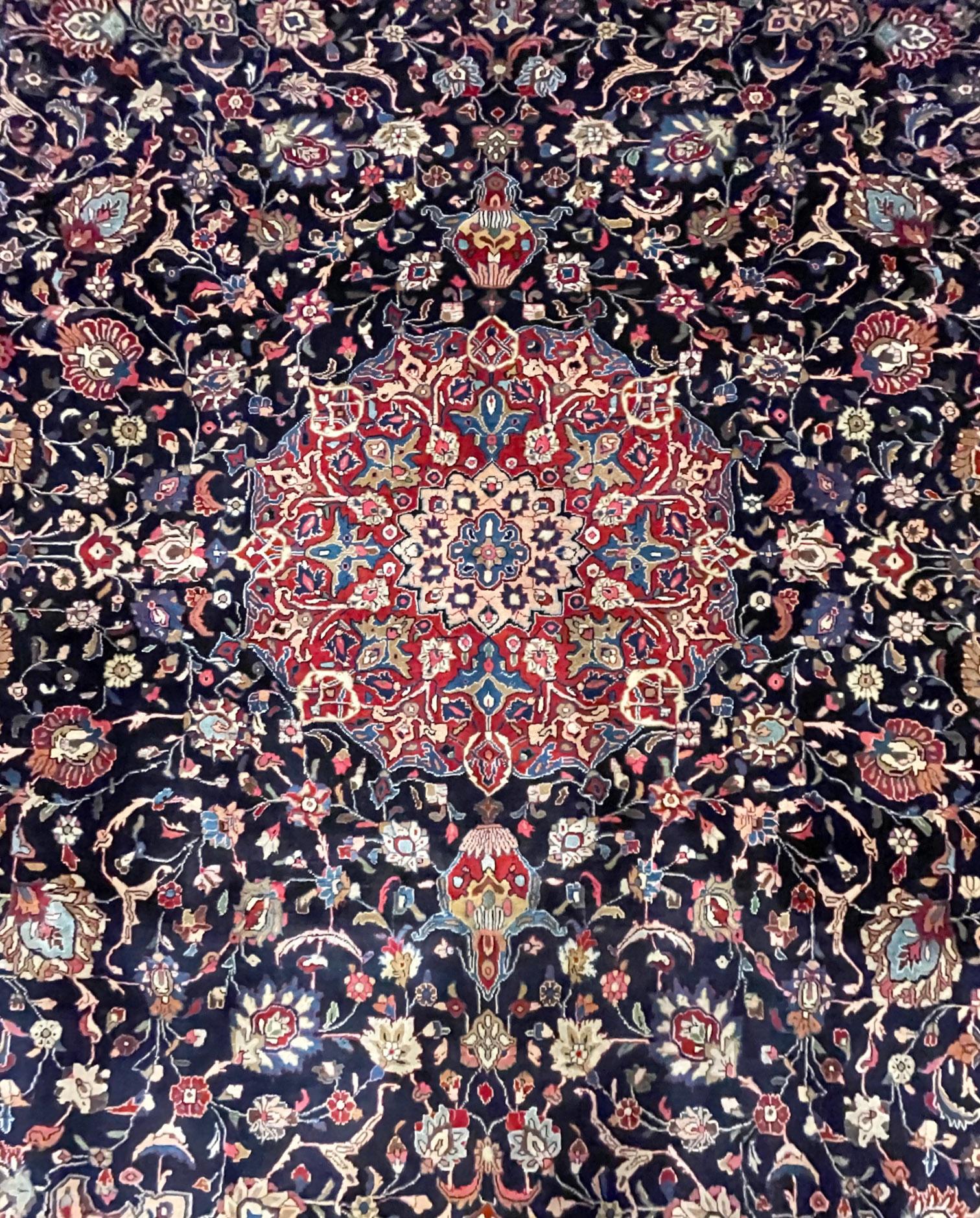 Authentischer persischer handgeknüpfter Sarouk-Teppich mit Medaillon-Blumenmuster in Rot und Blau, um 1970 (Handgeknüpft) im Angebot