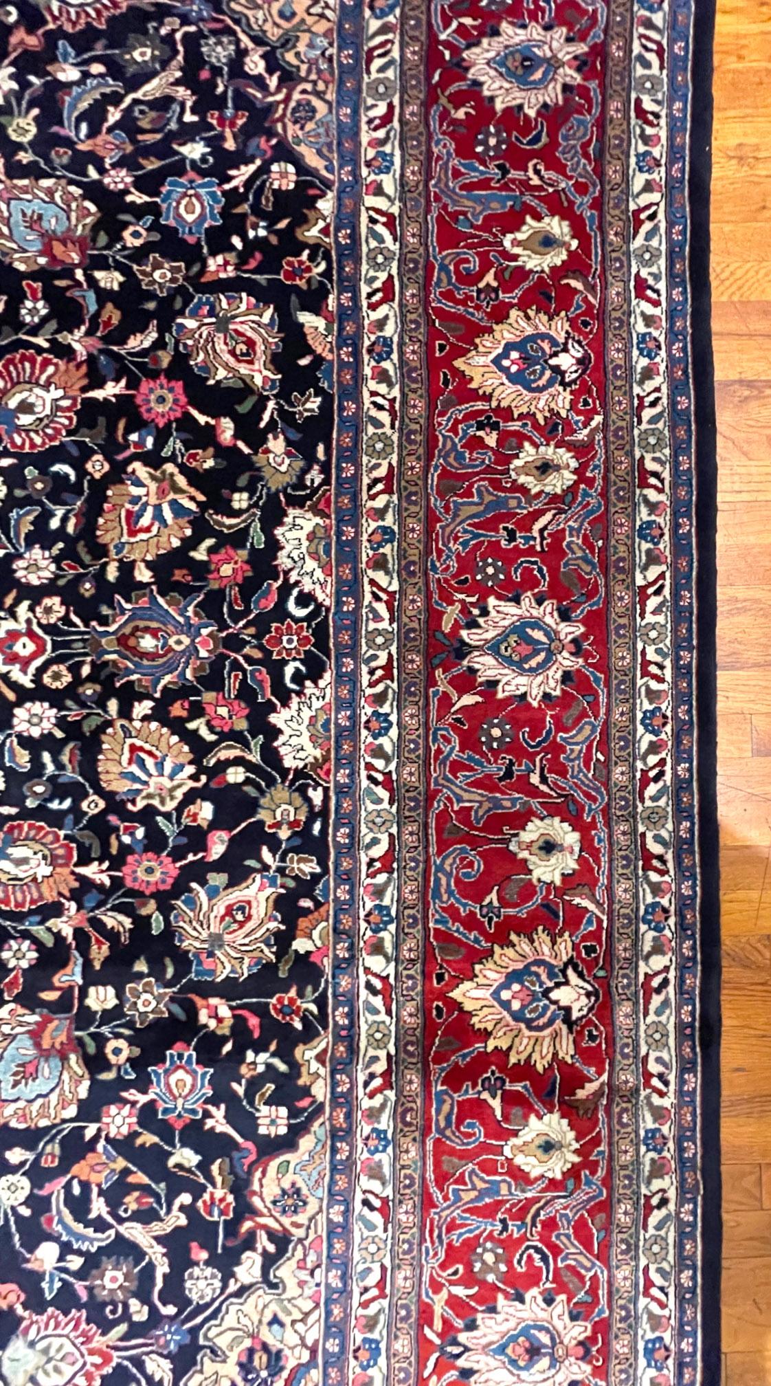Authentischer persischer handgeknüpfter Sarouk-Teppich mit Medaillon-Blumenmuster in Rot und Blau, um 1970 im Zustand „Gut“ im Angebot in San Diego, CA