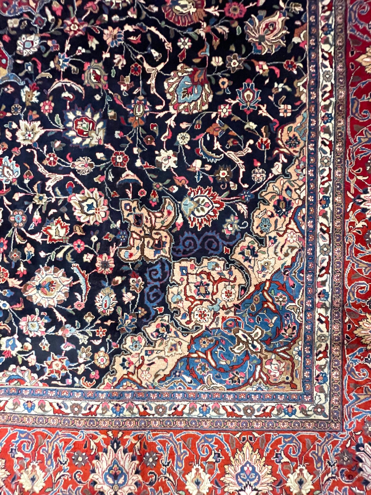 Authentischer persischer handgeknüpfter Sarouk-Teppich mit Medaillon-Blumenmuster in Rot und Blau, um 1970 (Ende des 20. Jahrhunderts) im Angebot