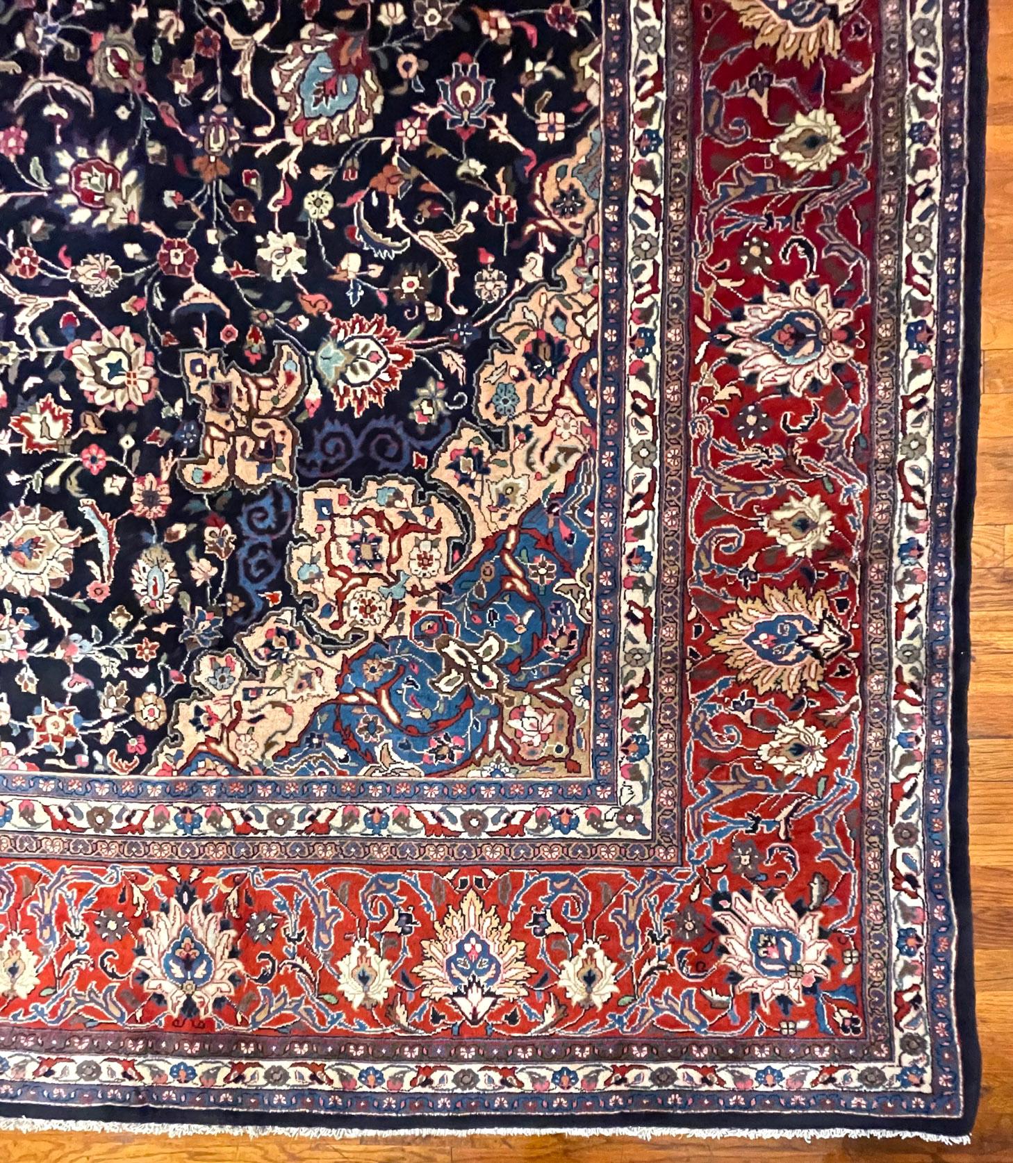 Authentischer persischer handgeknüpfter Sarouk-Teppich mit Medaillon-Blumenmuster in Rot und Blau, um 1970 (Wolle) im Angebot