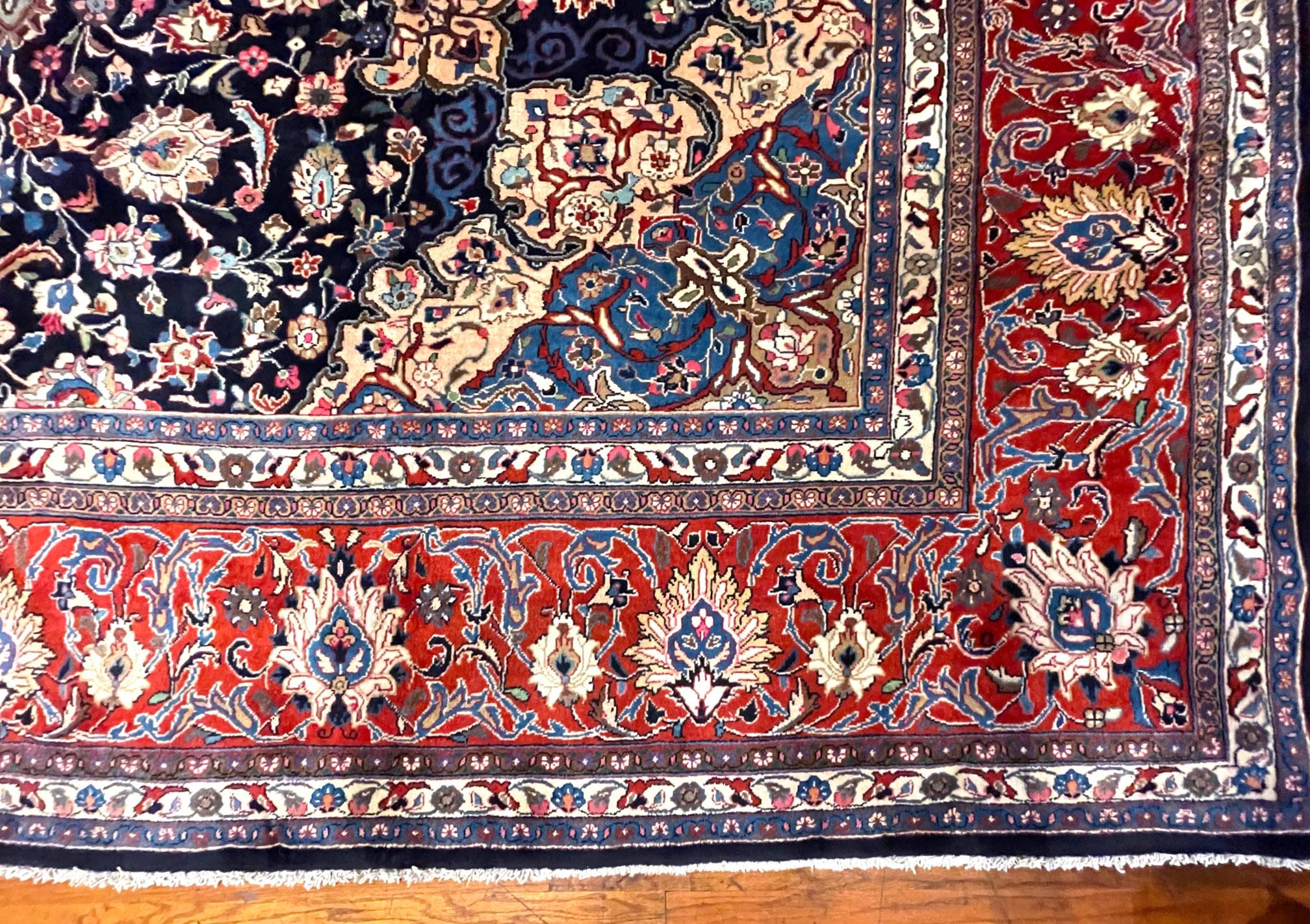 Authentischer persischer handgeknüpfter Sarouk-Teppich mit Medaillon-Blumenmuster in Rot und Blau, um 1970 im Angebot 1