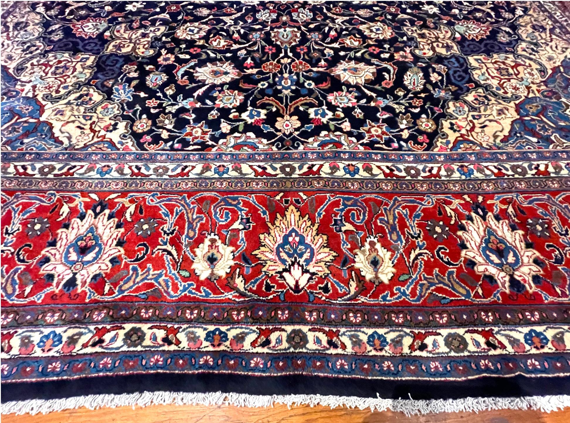 Authentischer persischer handgeknüpfter Sarouk-Teppich mit Medaillon-Blumenmuster in Rot und Blau, um 1970 im Angebot 2