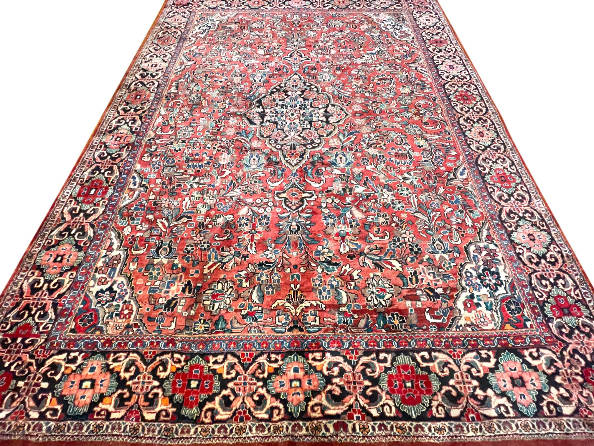 Dieser Teppich ist ein authentischer handgeknüpfter Sarouk Mahal-Teppich mit Wollflor und Baumwollgrund. Ein Sarouk oder Sarough Teppich ist eine Art von Perserteppich aus der Provinz Markazi im Iran und sie gehören zu den feinen Auswahlen unter