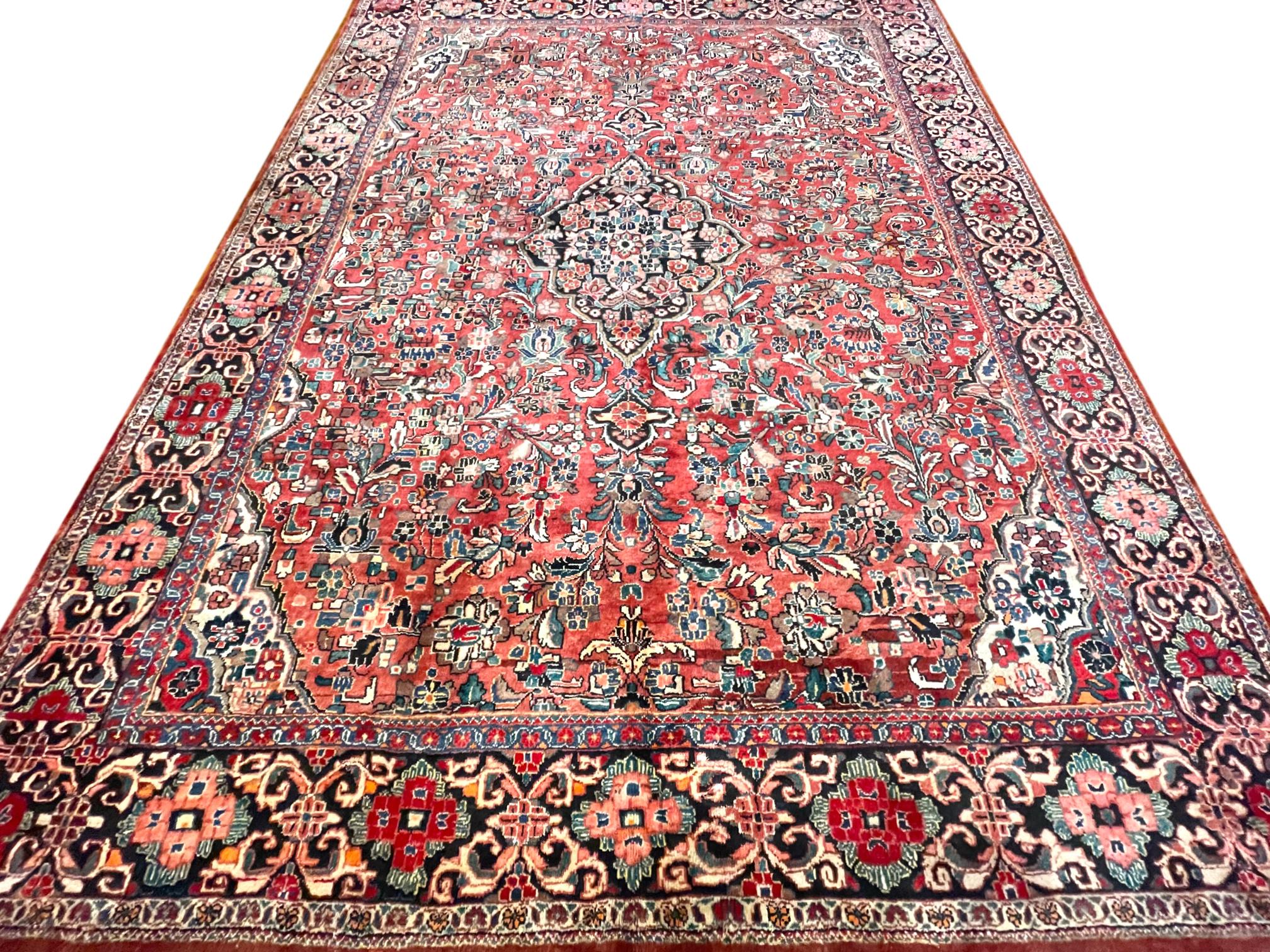 Questo tappeto è un autentico Sarouk Mahal annodato a mano con vello in lana e fondo in cotone. Il Sarouk o Sarough è un tipo di tappeto persiano proveniente dalla provincia di Markazi, in Iran, e rappresenta una delle migliori selezioni nel mercato