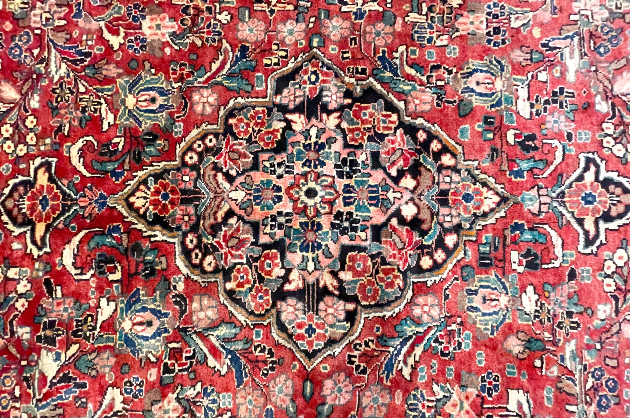 Authentischer persischer handgeknüpfter, geblümter, roter Sarouk Mahal-Teppich mit Medaillon, Sarouk Mahal, um 1960 (Persisch) im Angebot