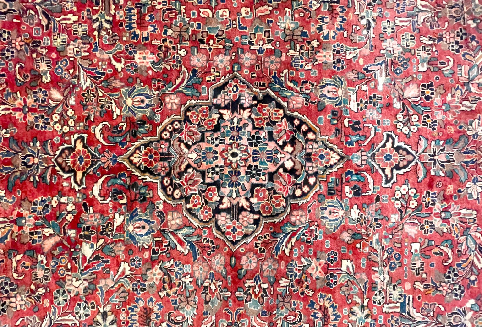 Authentischer persischer handgeknüpfter, geblümter, roter Sarouk Mahal-Teppich mit Medaillon, Sarouk Mahal, um 1960 (Handgeknüpft) im Angebot