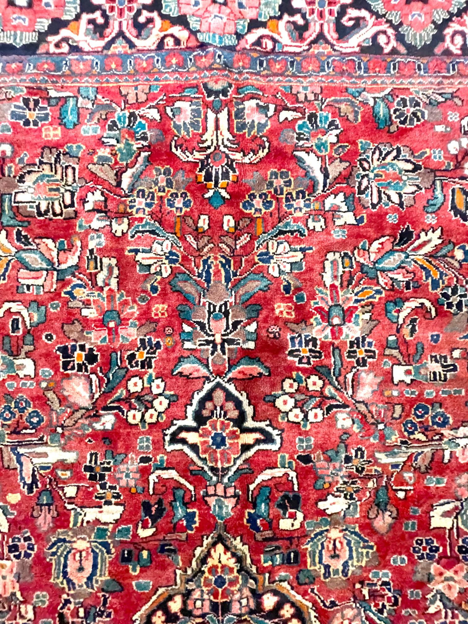 Noué à la main Authentique tapis persan Sarouk Mahal rouge à fleurs noué à la main, vers 1960 en vente