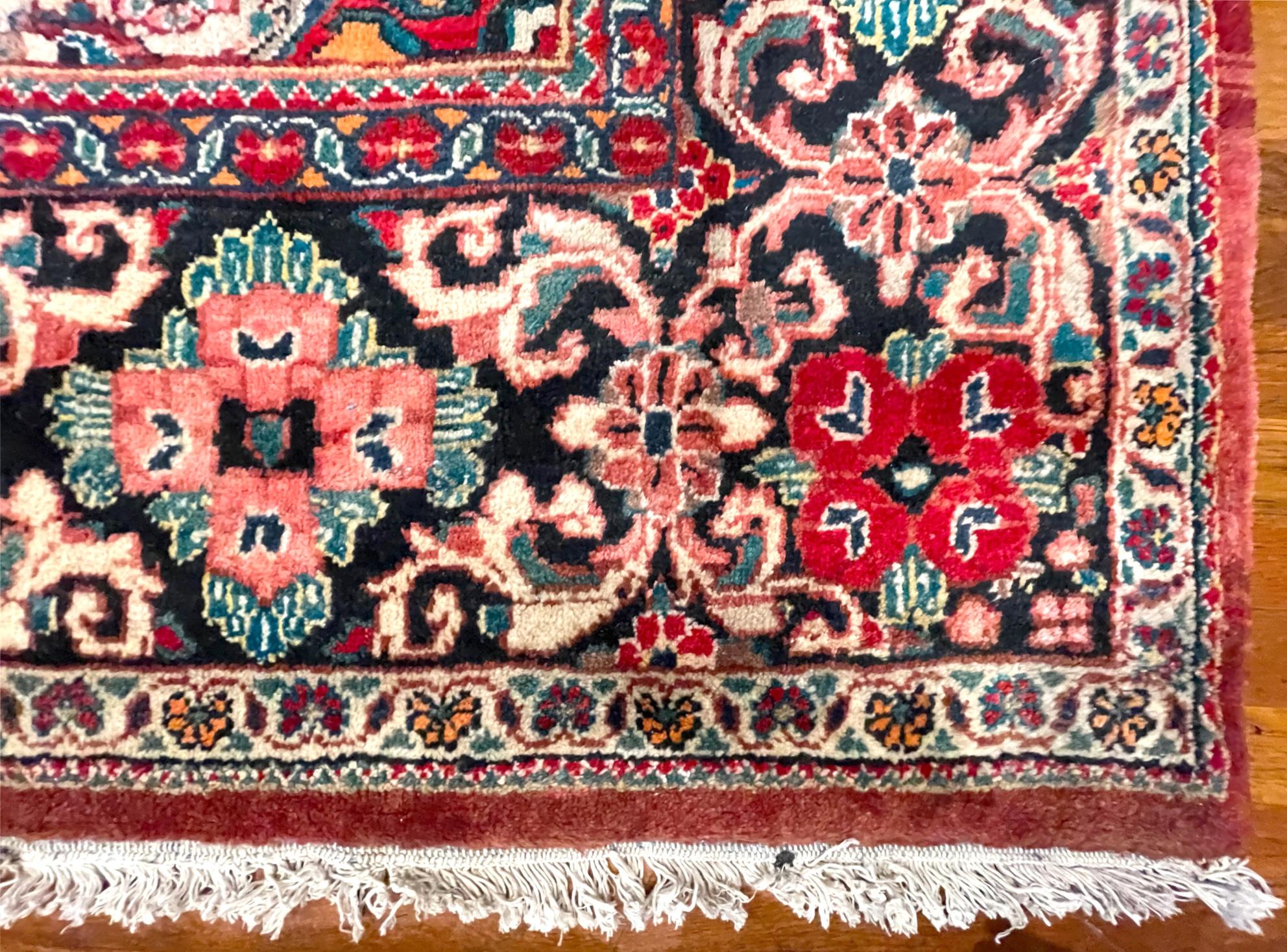 Authentischer persischer handgeknüpfter, geblümter, roter Sarouk Mahal-Teppich mit Medaillon, Sarouk Mahal, um 1960 (Wolle) im Angebot