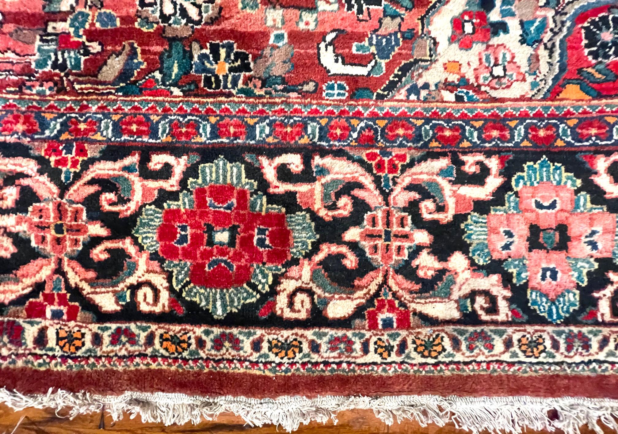 Laine Authentique tapis persan Sarouk Mahal rouge à fleurs noué à la main, vers 1960 en vente