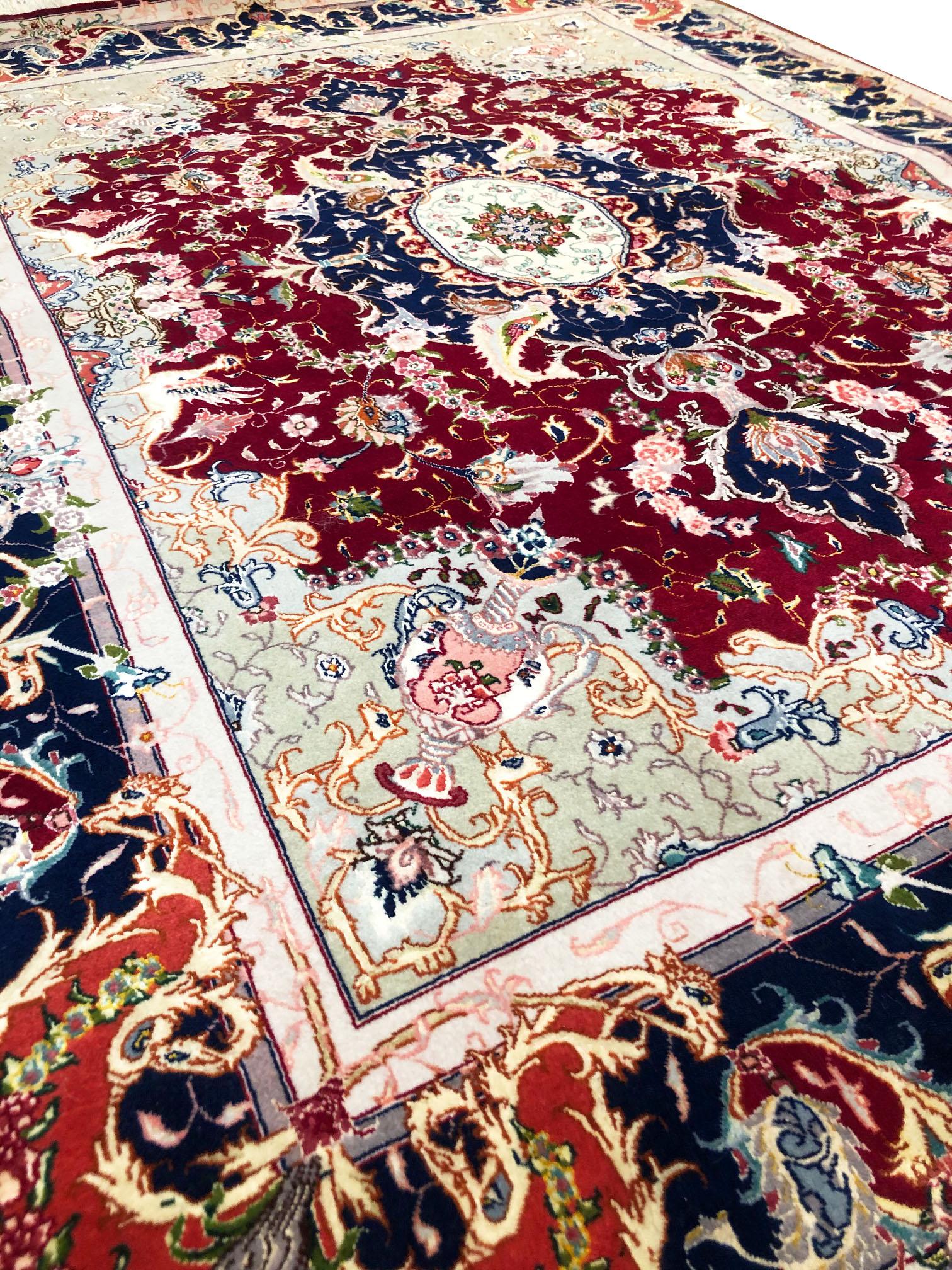 Authentique tapis persan de Tabriz rouge médaillon à fleurs noué à la main en vente 1