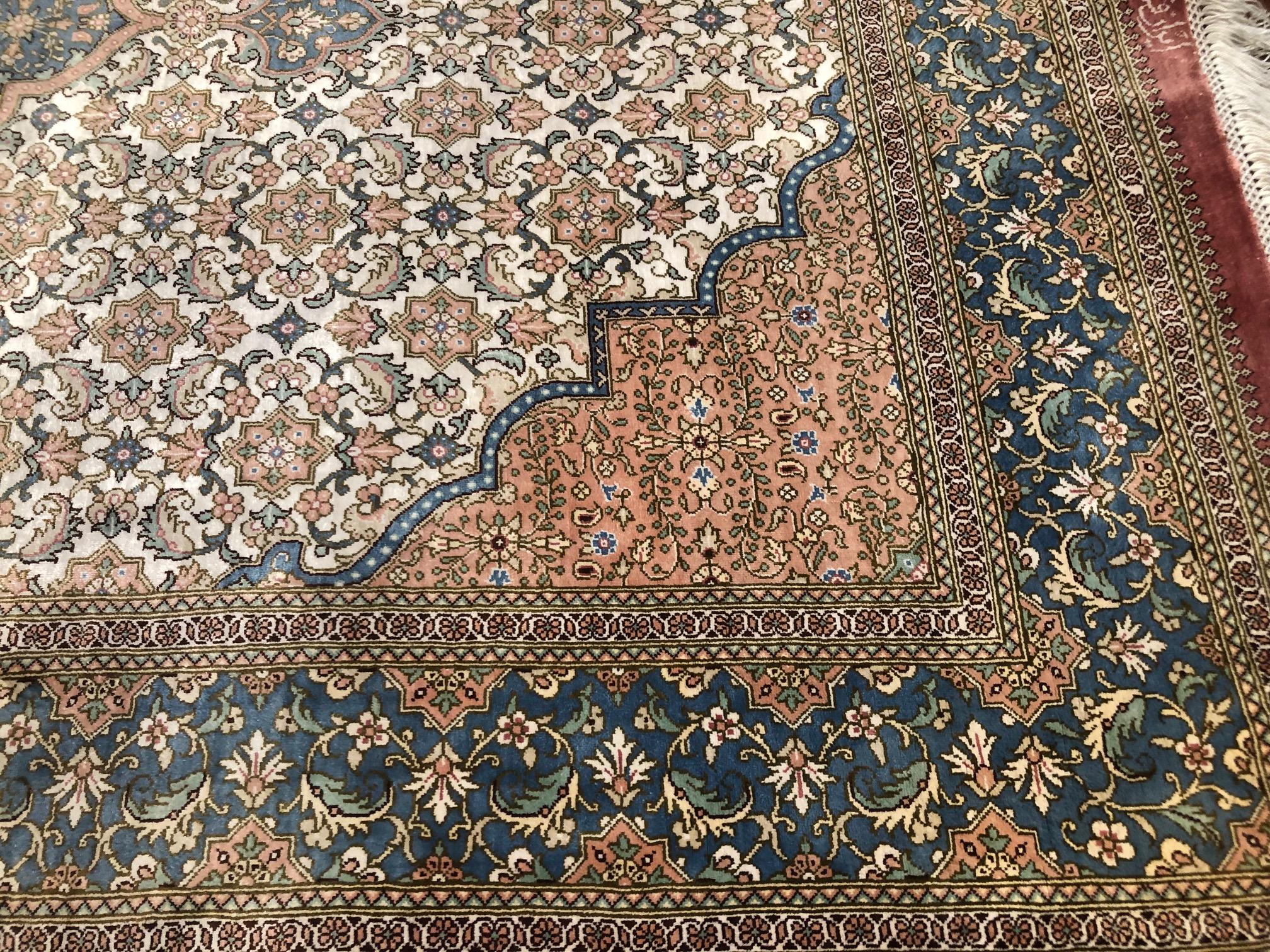 Authentique tapis persan noué à la main, médaillon floral en soie en vente 3