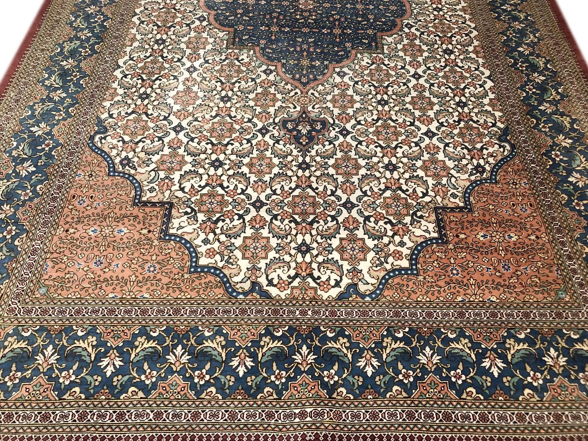 Perse Authentique tapis persan noué à la main, médaillon floral en soie en vente