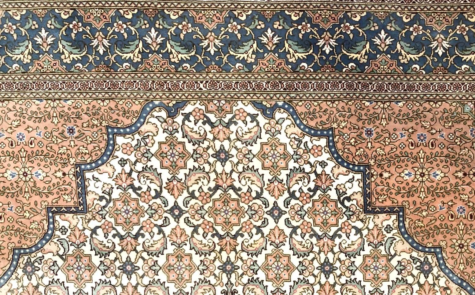 Noué à la main Authentique tapis persan noué à la main, médaillon floral en soie en vente