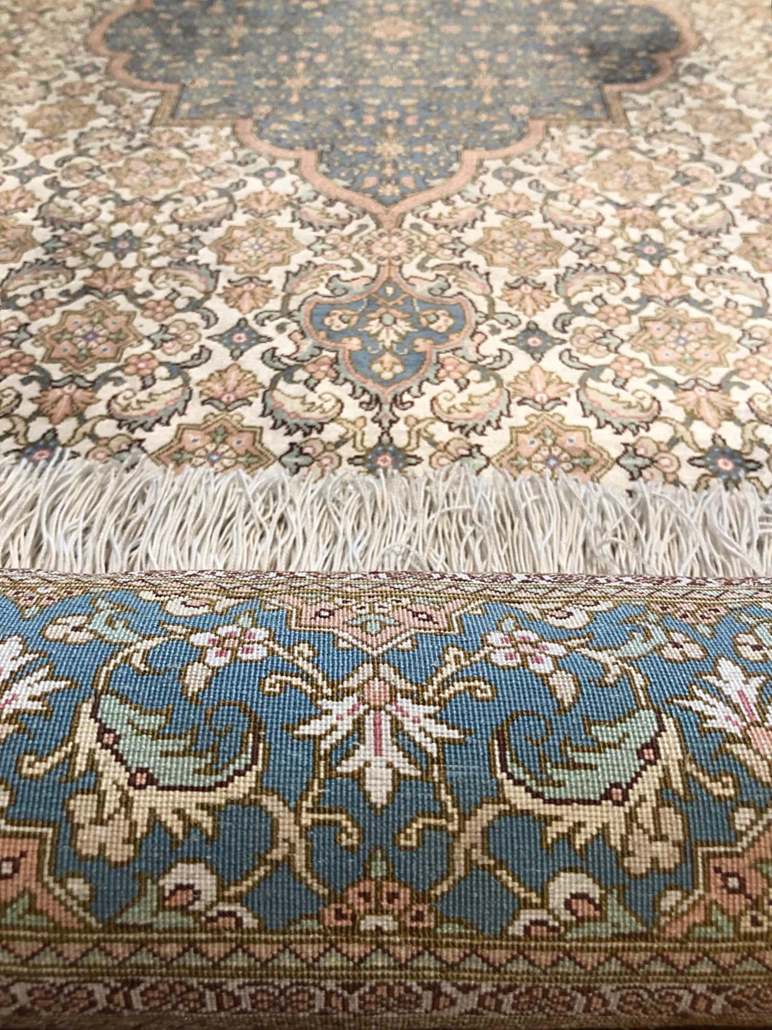 Authentique tapis persan noué à la main, médaillon floral en soie Bon état - En vente à San Diego, CA