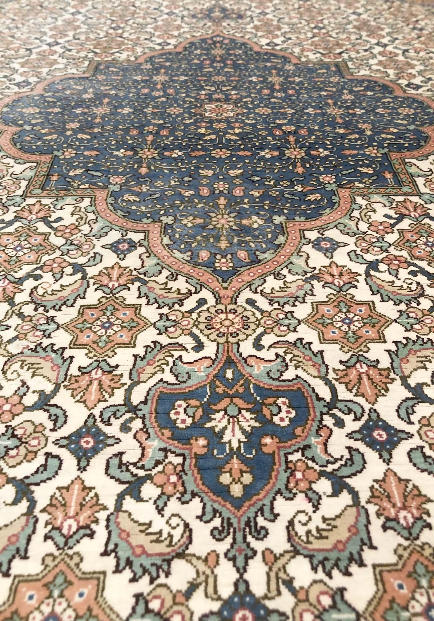 20ième siècle Authentique tapis persan noué à la main, médaillon floral en soie en vente