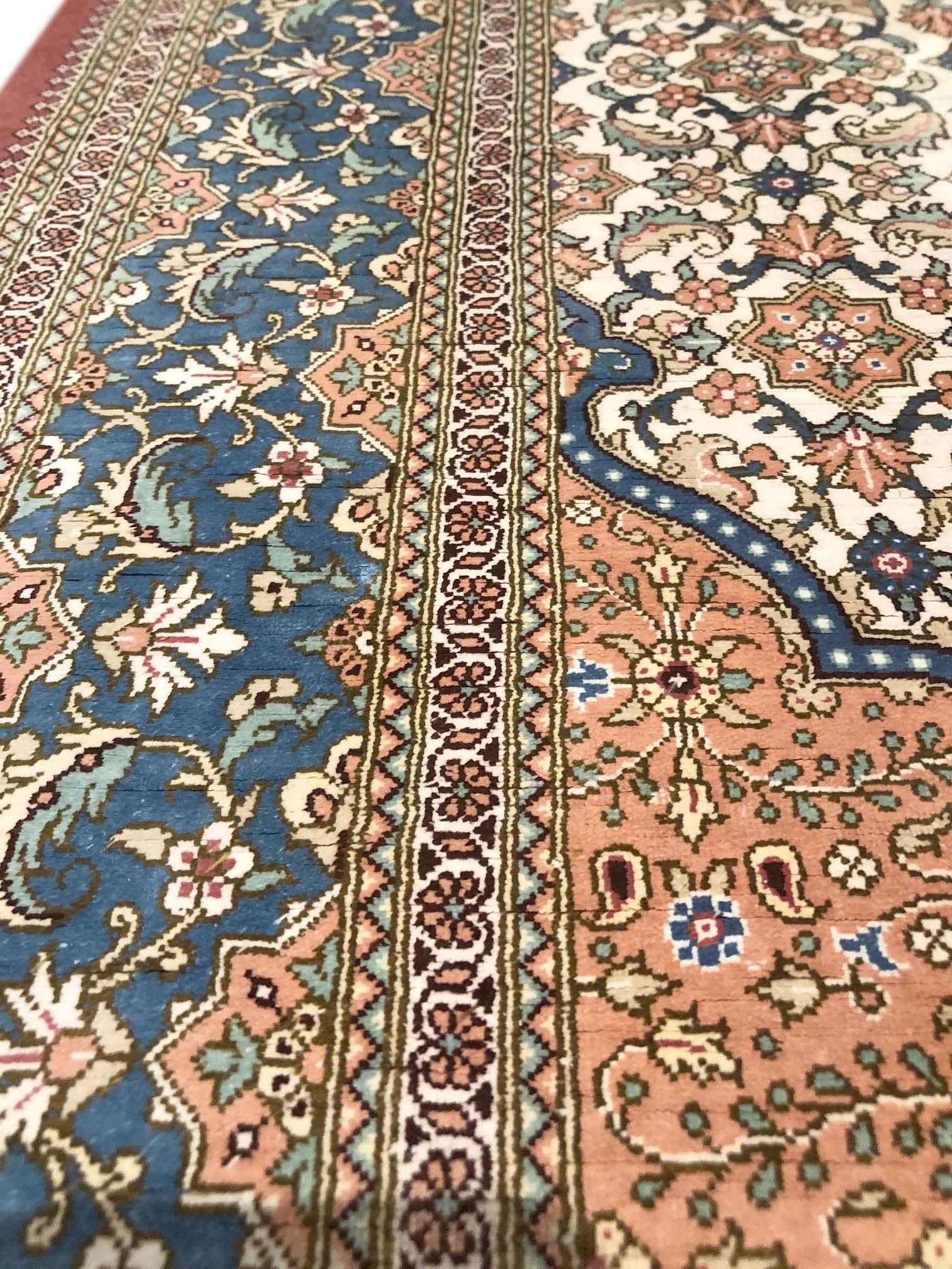 Soie Authentique tapis persan noué à la main, médaillon floral en soie en vente