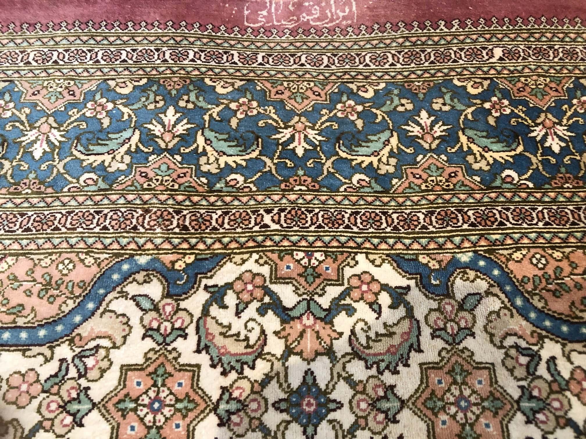 Authentique tapis persan noué à la main, médaillon floral en soie en vente 1