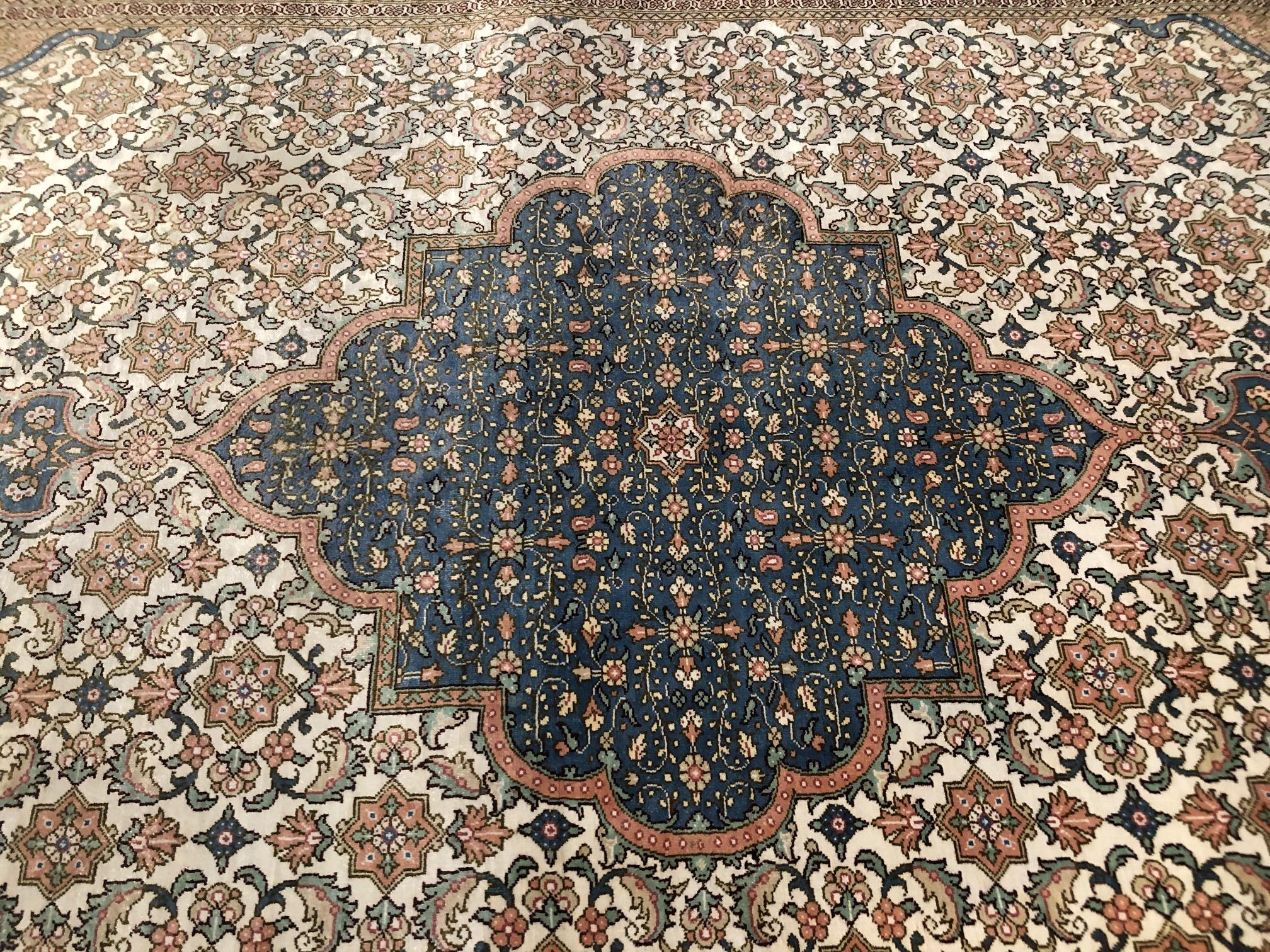 Authentique tapis persan noué à la main, médaillon floral en soie en vente 2