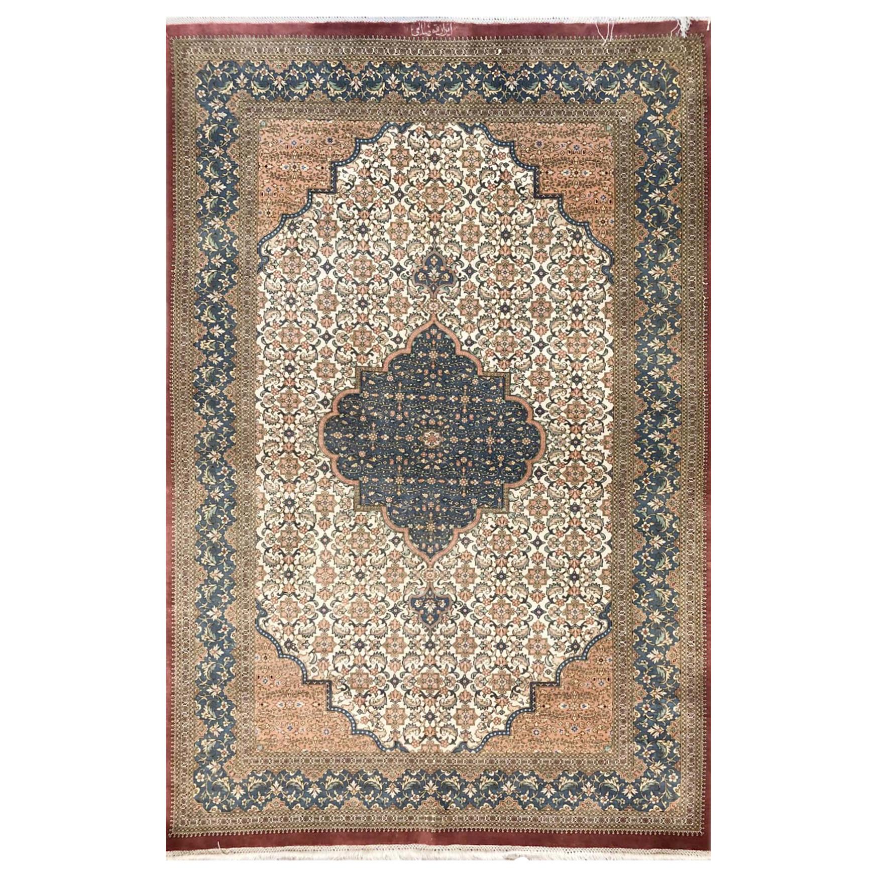 Authentique tapis persan noué à la main, médaillon floral en soie en vente