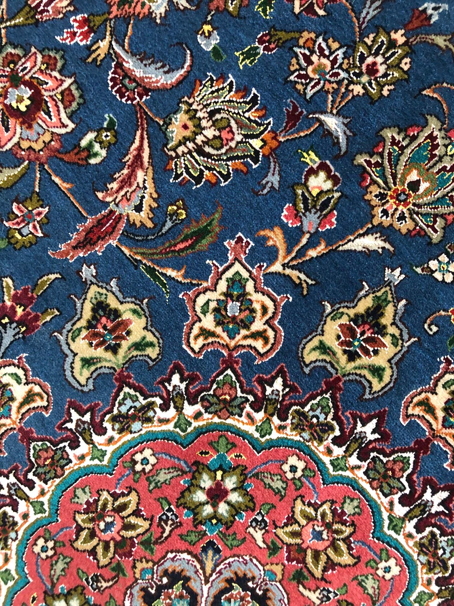 Annodato a mano Autentico tappeto persiano annodato a mano con medaglione floreale Tabriz blu rotondo in vendita