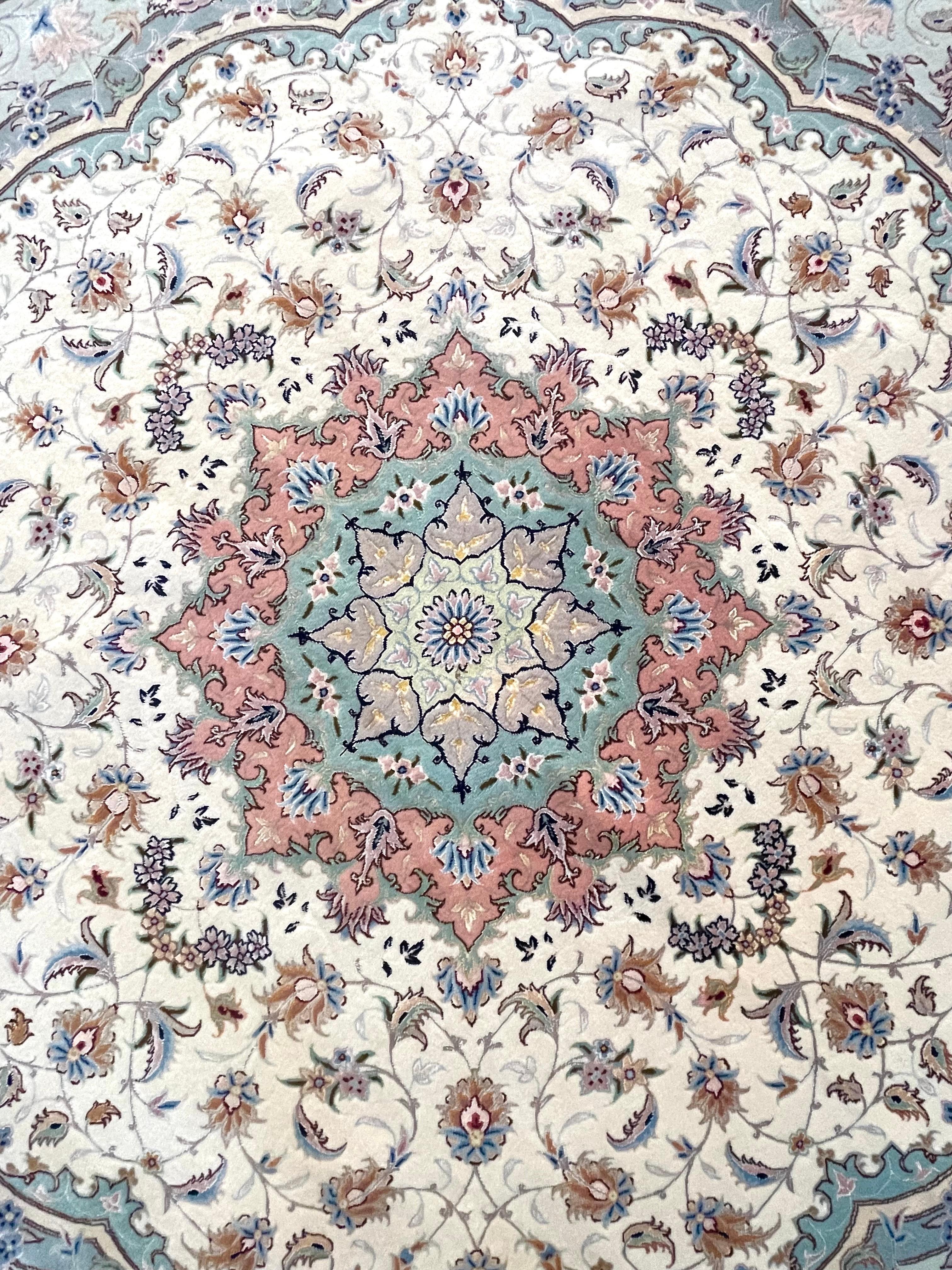 Ti presentiamo uno splendido tappeto persiano Tabriz annodato a mano che incarna la qualità artigianale e la bellezza senza tempo. Caratterizzato da uno splendido disegno floreale a medaglione, questo tappeto affascina con la sua miscela unica di