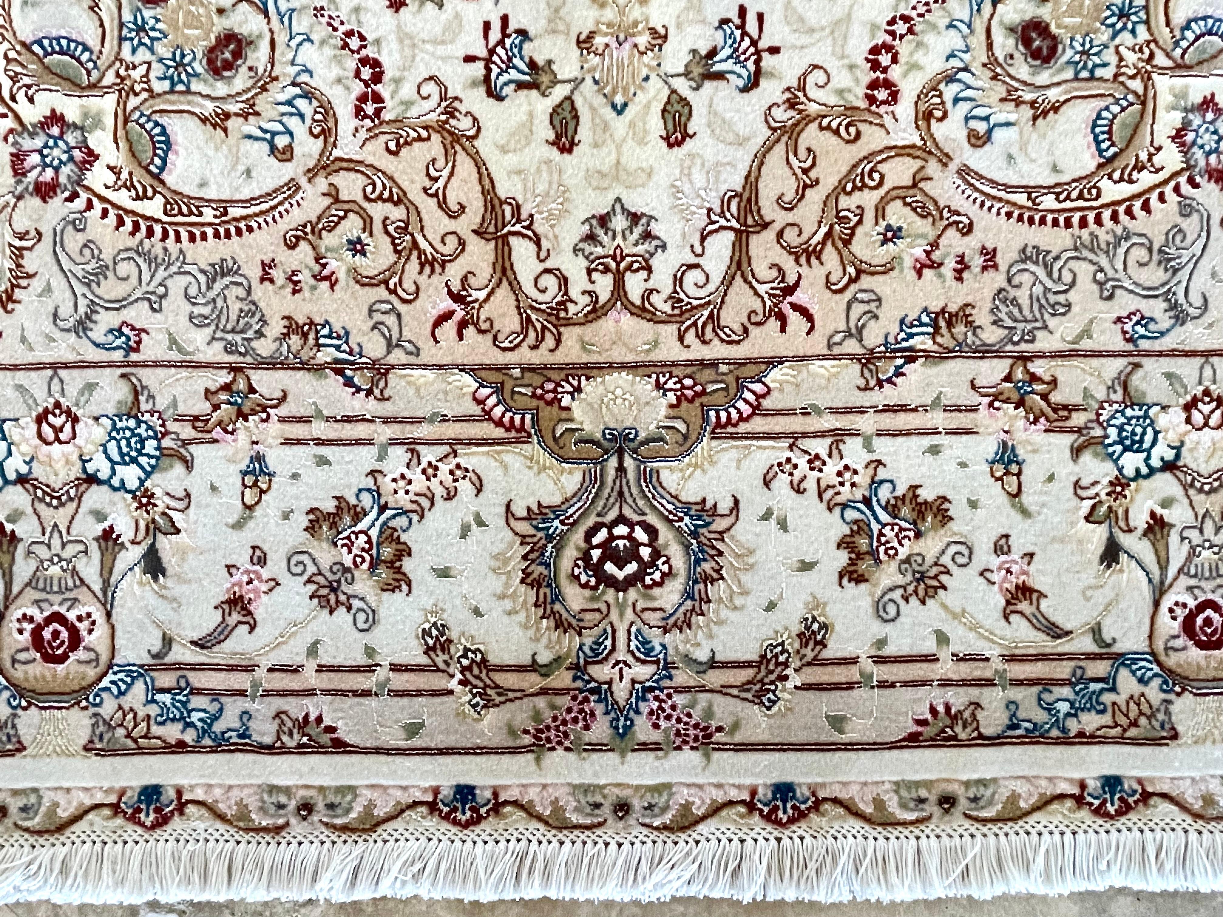 Persischer Tabriz-Teppich mit Blumenmuster (21. Jahrhundert und zeitgenössisch) im Angebot
