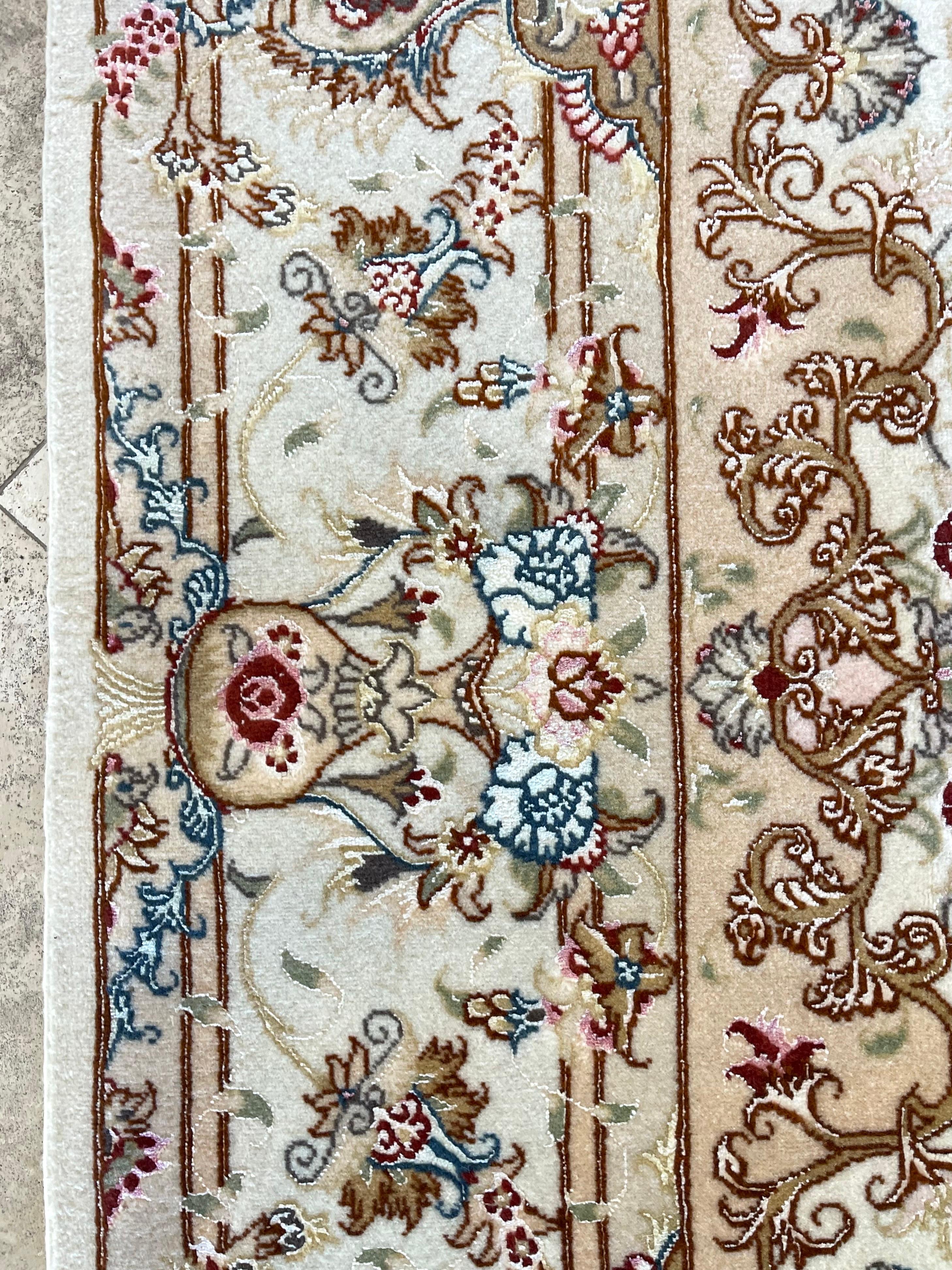 Persischer Tabriz-Teppich mit Blumenmuster im Angebot 1