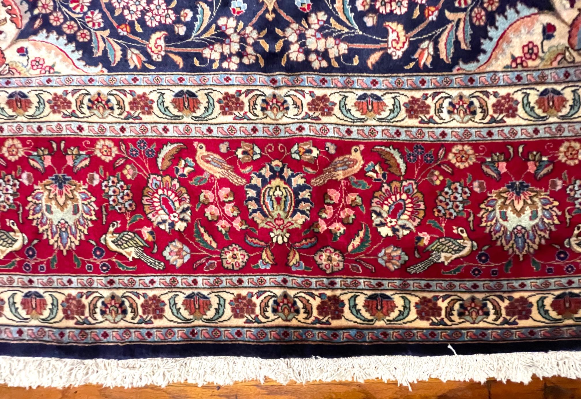 Authentique tapis persan noué à la main, médaillon semi- floral bleu et rouge de Tabriz, 1960 en vente 4