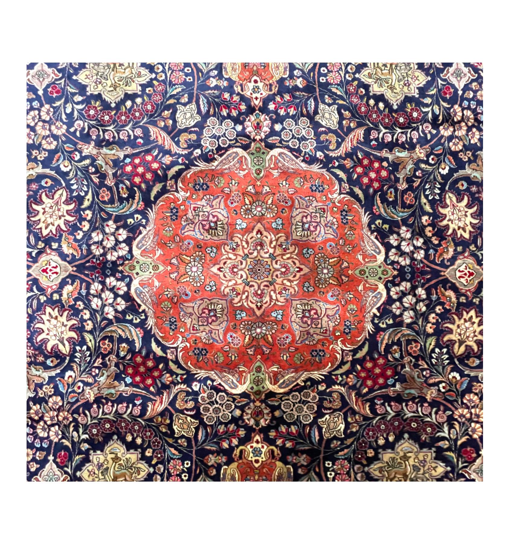 Ce tapis est un tapis persan Tabriz noué à la main de grande qualité. Tabriz est l'un des plus anciens centres de tissage de tapis et fabrique une grande diversité de types de tapis. Ce tapis présente un motif de médaillon floral et possède des