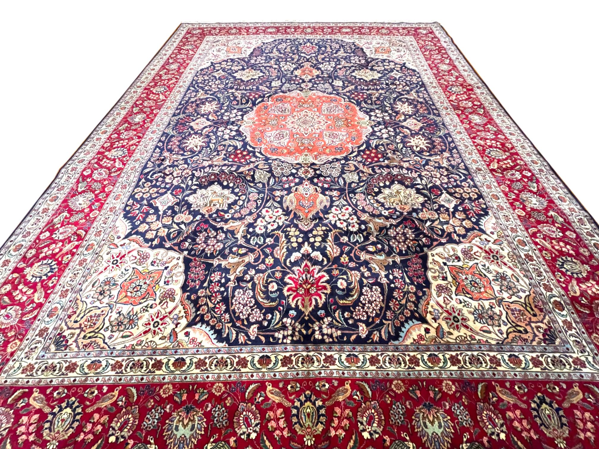 Noué à la main Authentique tapis persan noué à la main, médaillon semi- floral bleu et rouge de Tabriz, 1960 en vente