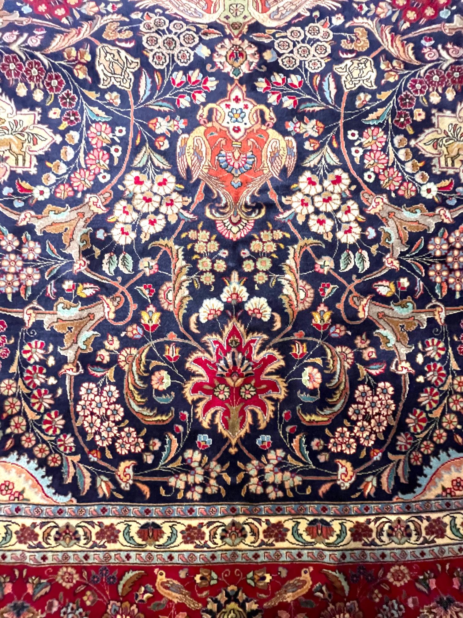 Milieu du XXe siècle Authentique tapis persan noué à la main, médaillon semi- floral bleu et rouge de Tabriz, 1960 en vente