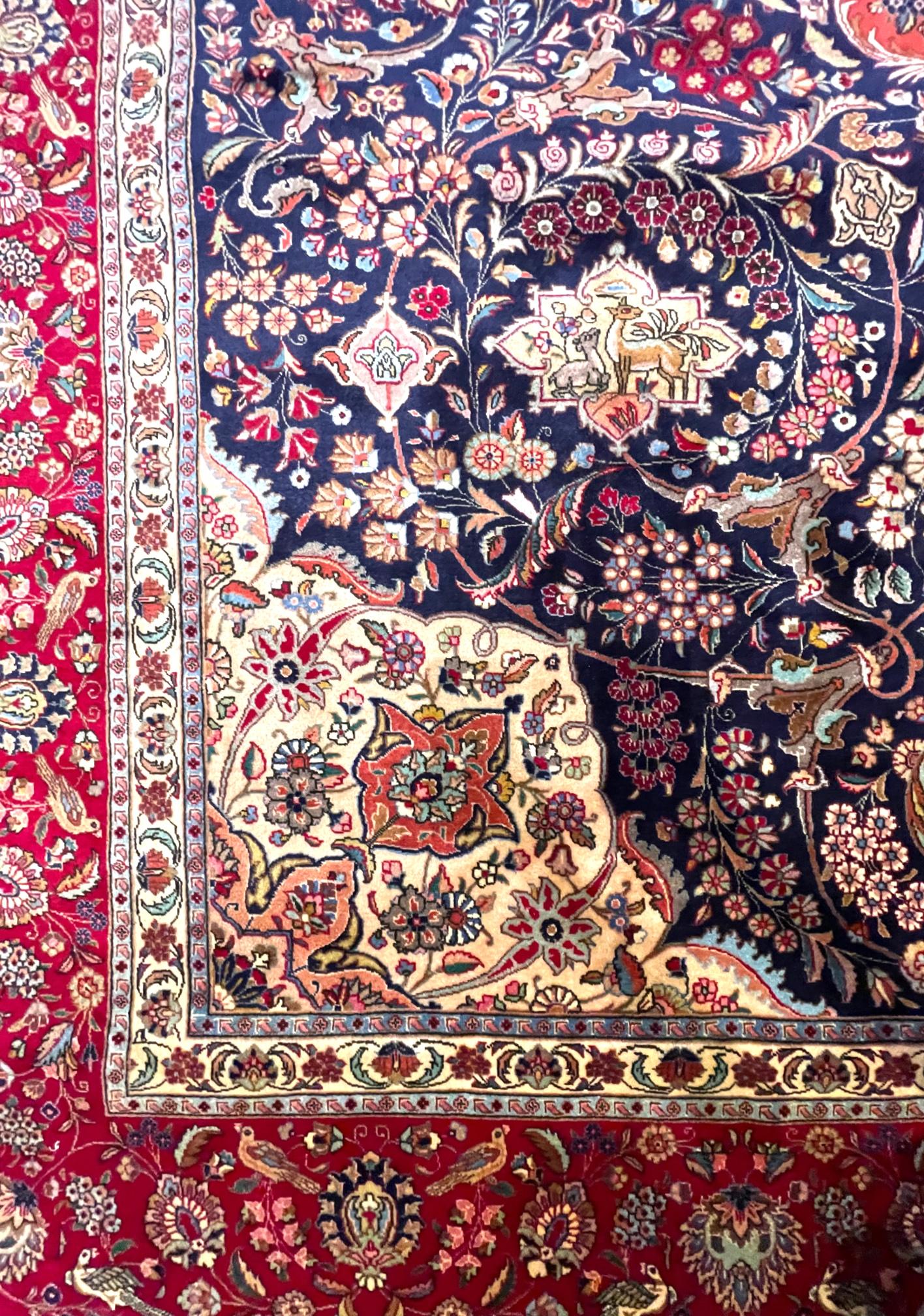 Laine Authentique tapis persan noué à la main, médaillon semi- floral bleu et rouge de Tabriz, 1960 en vente