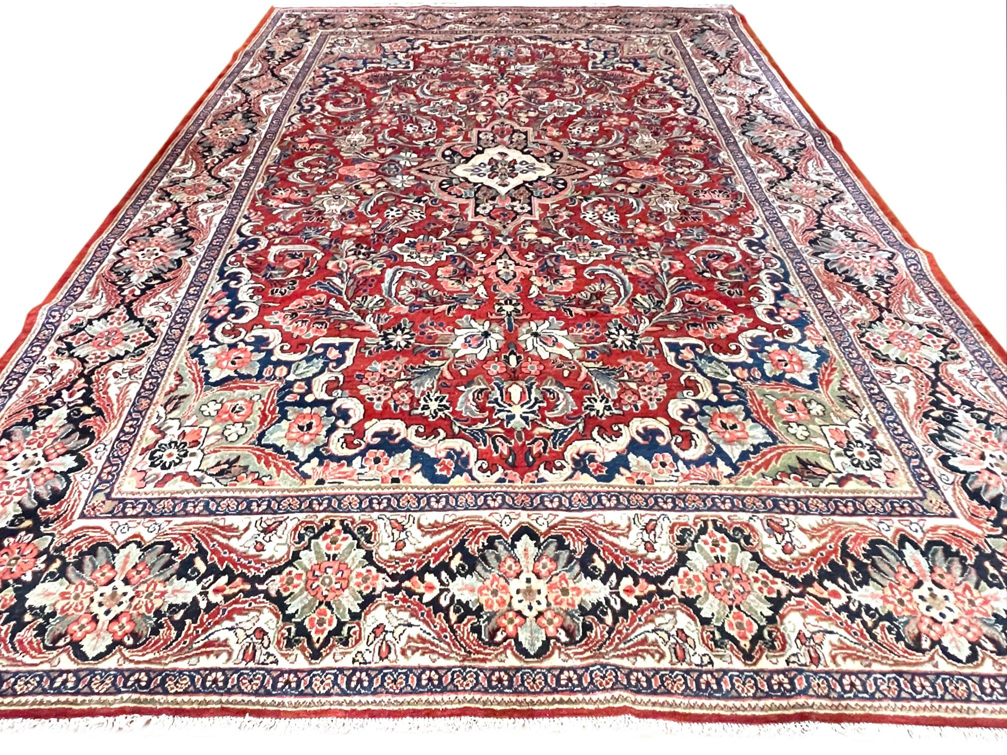 Dieser Teppich ist ein authentischer handgeknüpfter Sarouk-Teppich mit Wollflor und Baumwollgrund. Ein Sarouk oder Sarough Teppich ist eine Art von Perserteppich aus der Provinz Markazi im Iran und sie gehören zu den feinen Auswahlen unter