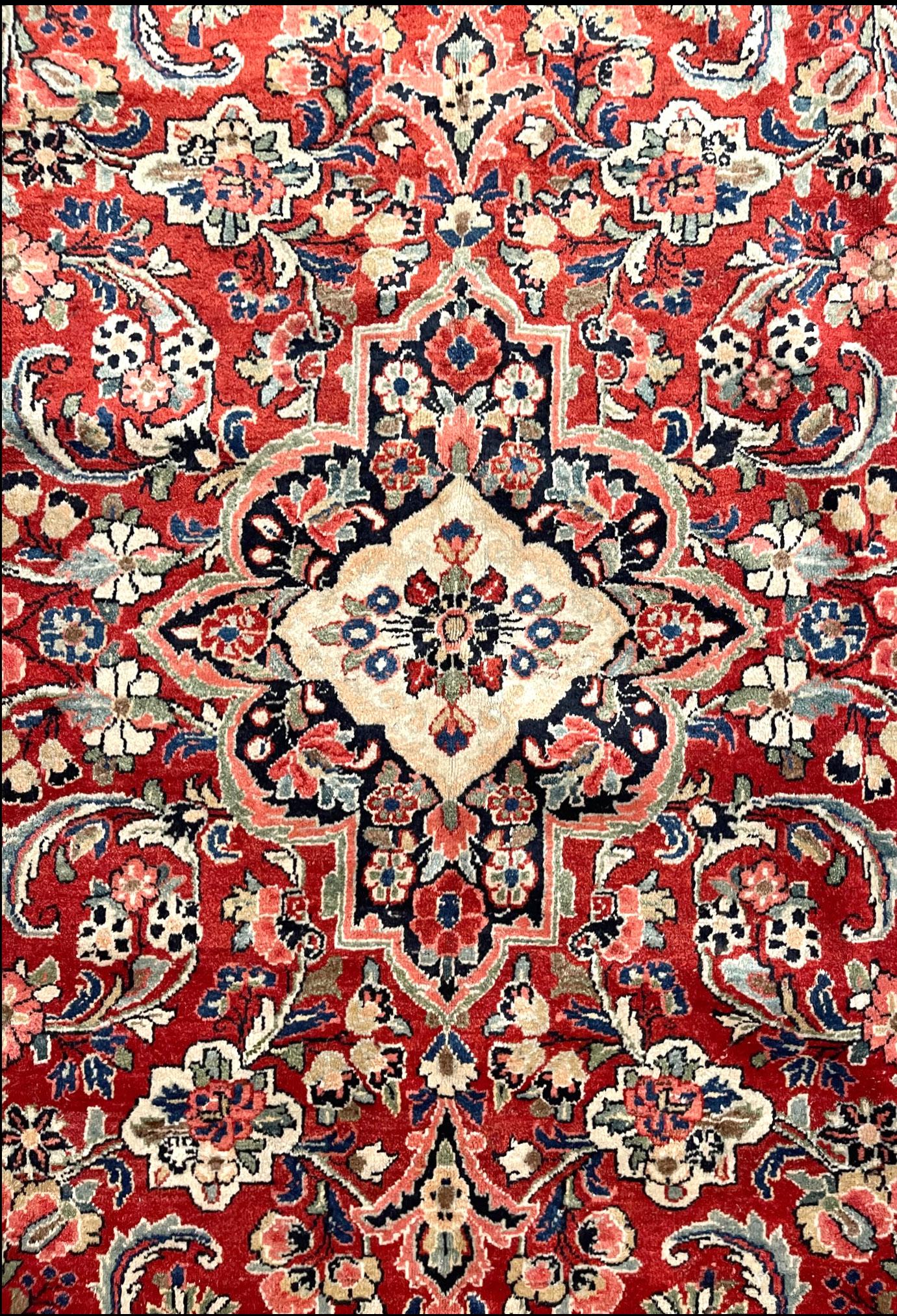 Noué à la main Authentique tapis persan Sarouk Mahal à fleurs rouges nouées à la main, vers 1960 en vente