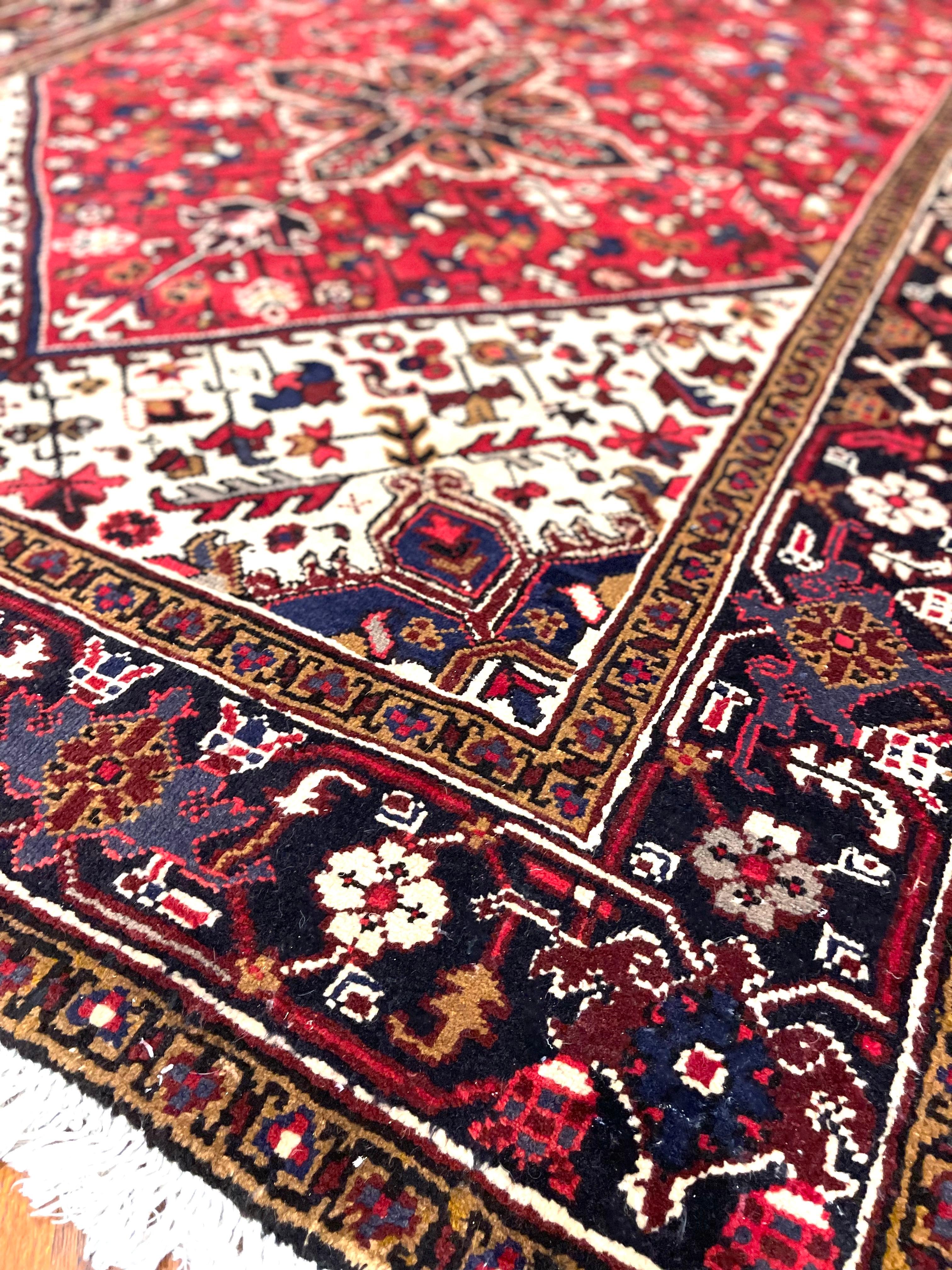 Tribal Authentique tapis persan rouge géométrique noué à la main Heriz 1960 en vente
