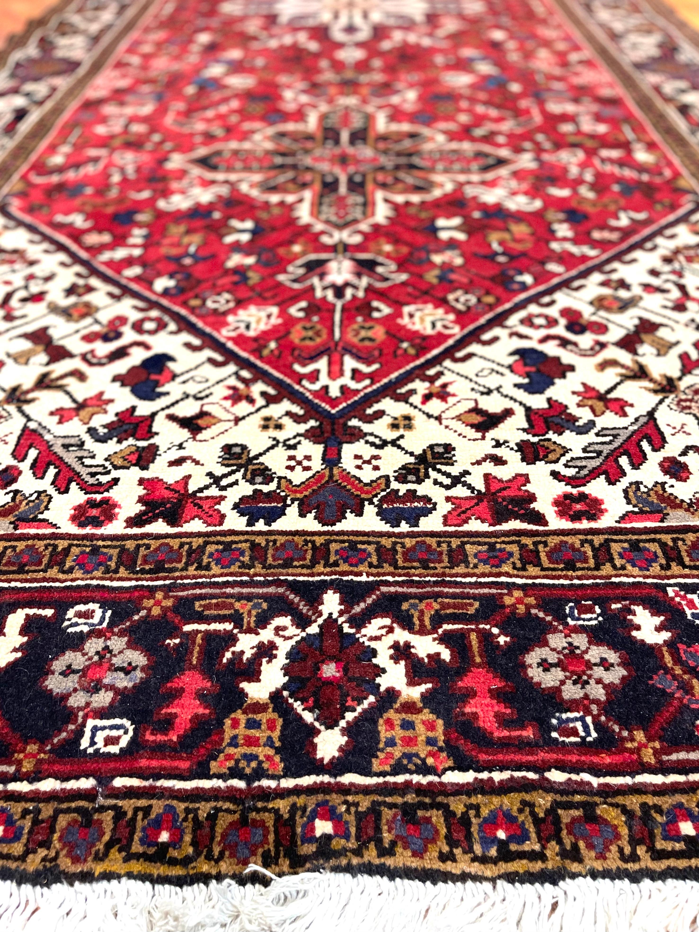 Perse Authentique tapis persan rouge géométrique noué à la main Heriz 1960 en vente