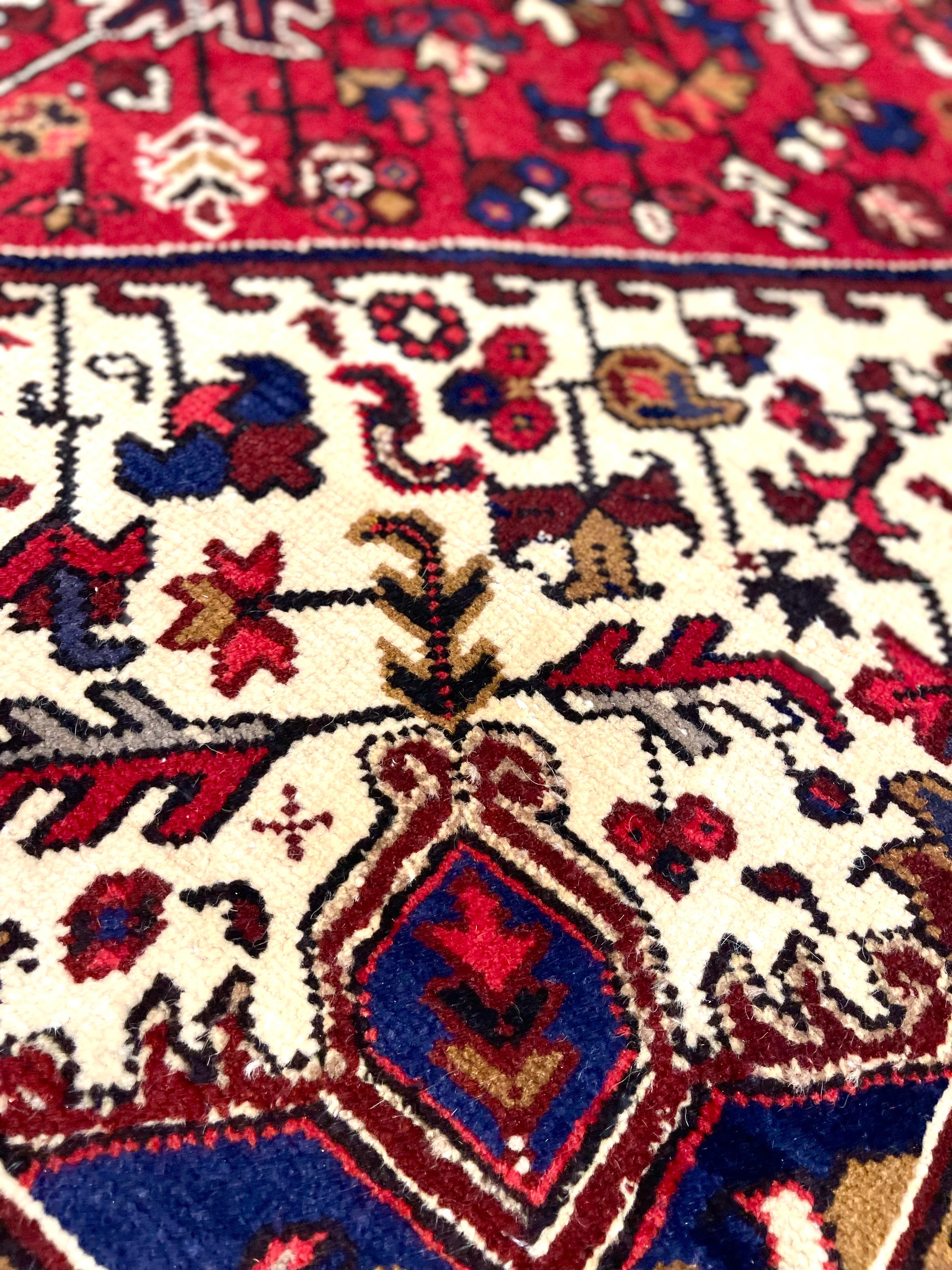 Authentique tapis persan rouge géométrique noué à la main Heriz 1960 Bon état - En vente à San Diego, CA