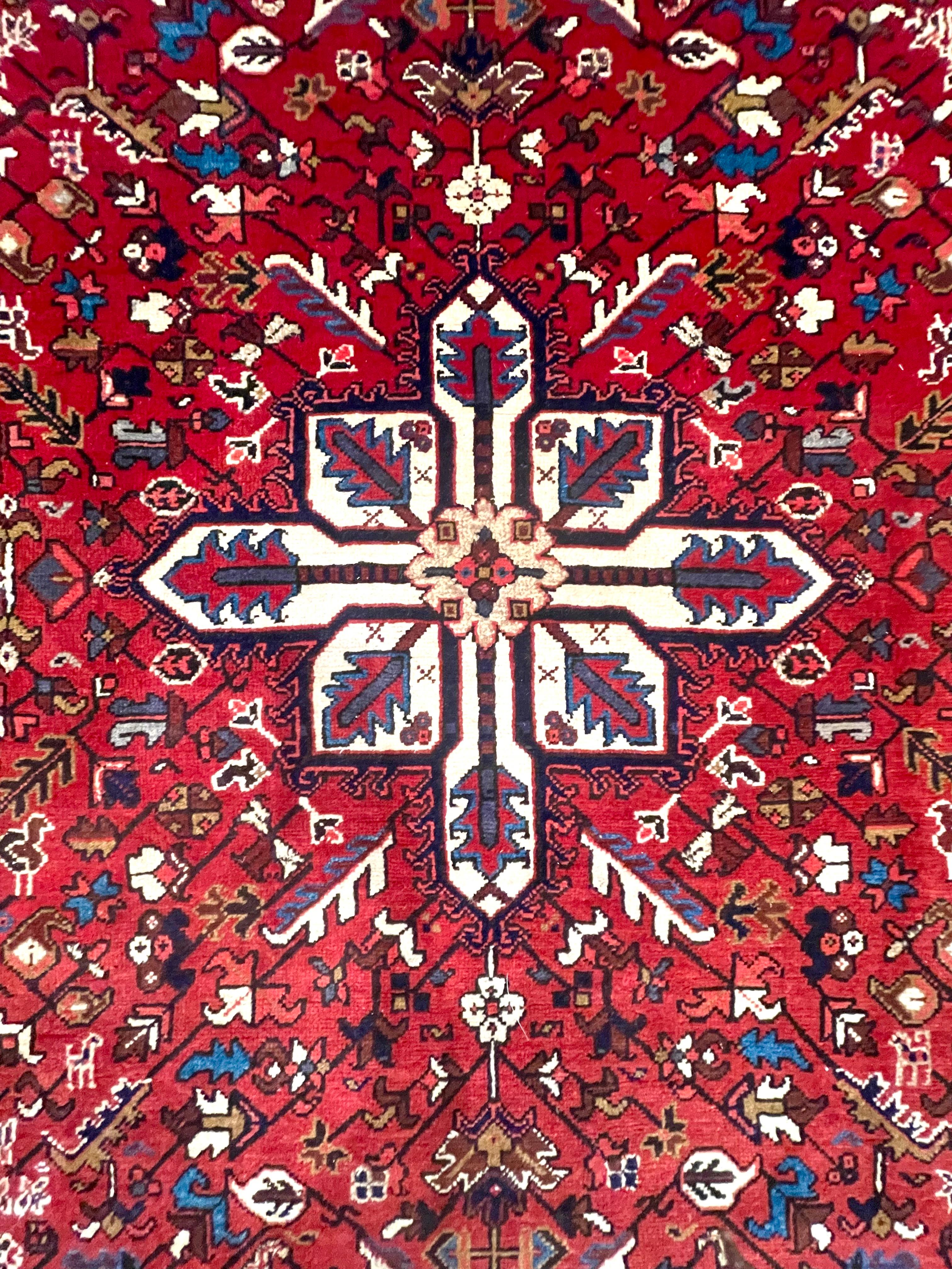 Milieu du XXe siècle Authentique tapis persan rouge géométrique noué à la main Heriz 1960 en vente