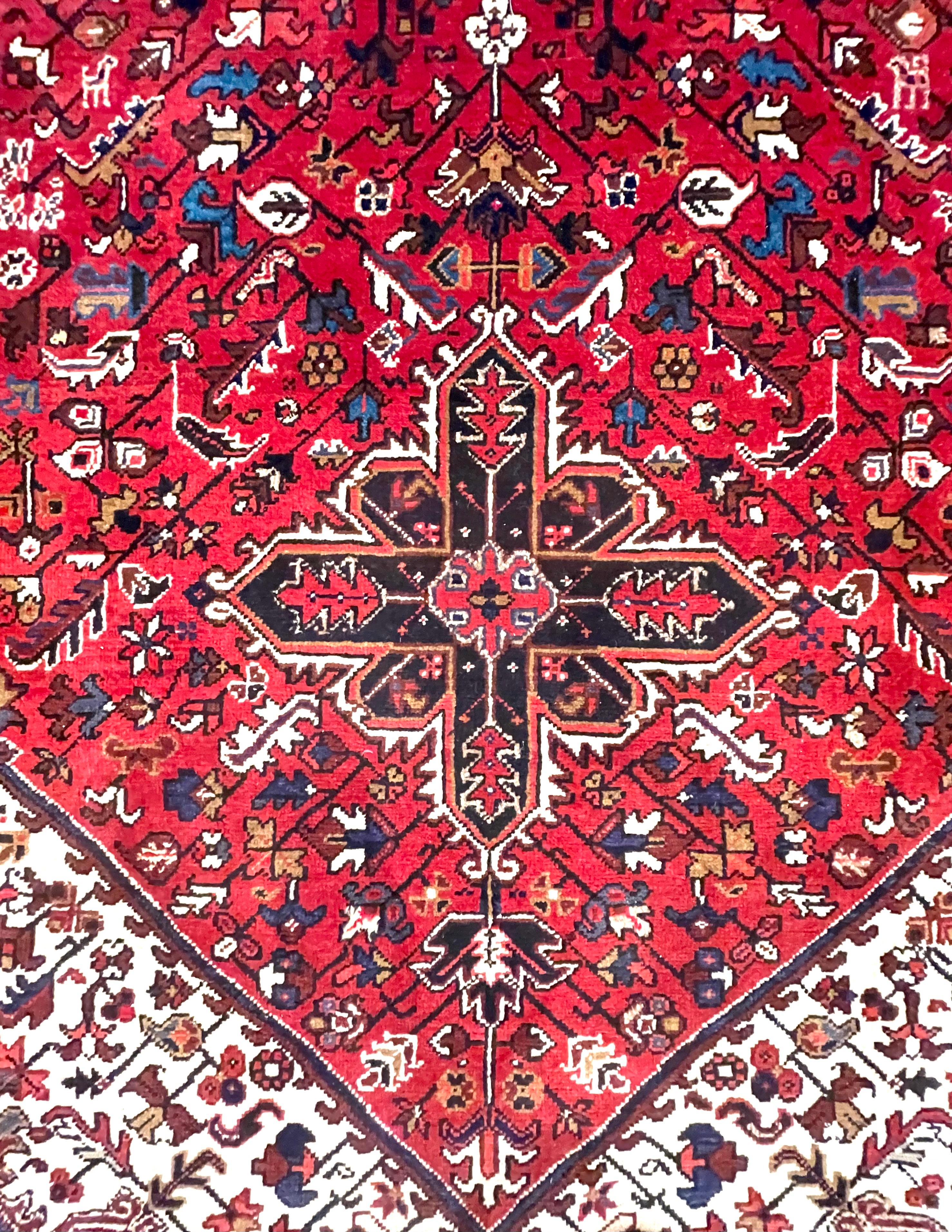 Laine Authentique tapis persan rouge géométrique noué à la main Heriz 1960 en vente