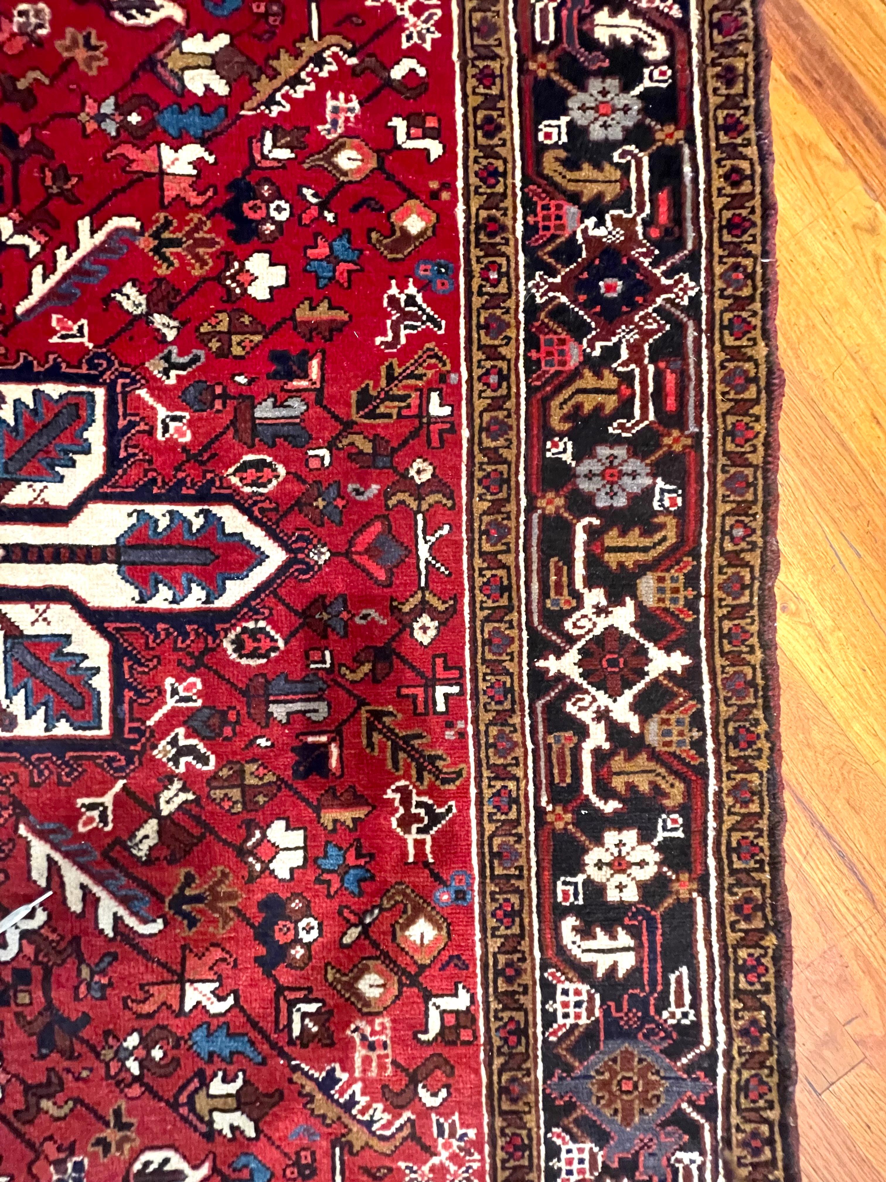 Authentique tapis persan rouge géométrique noué à la main Heriz 1960 en vente 1