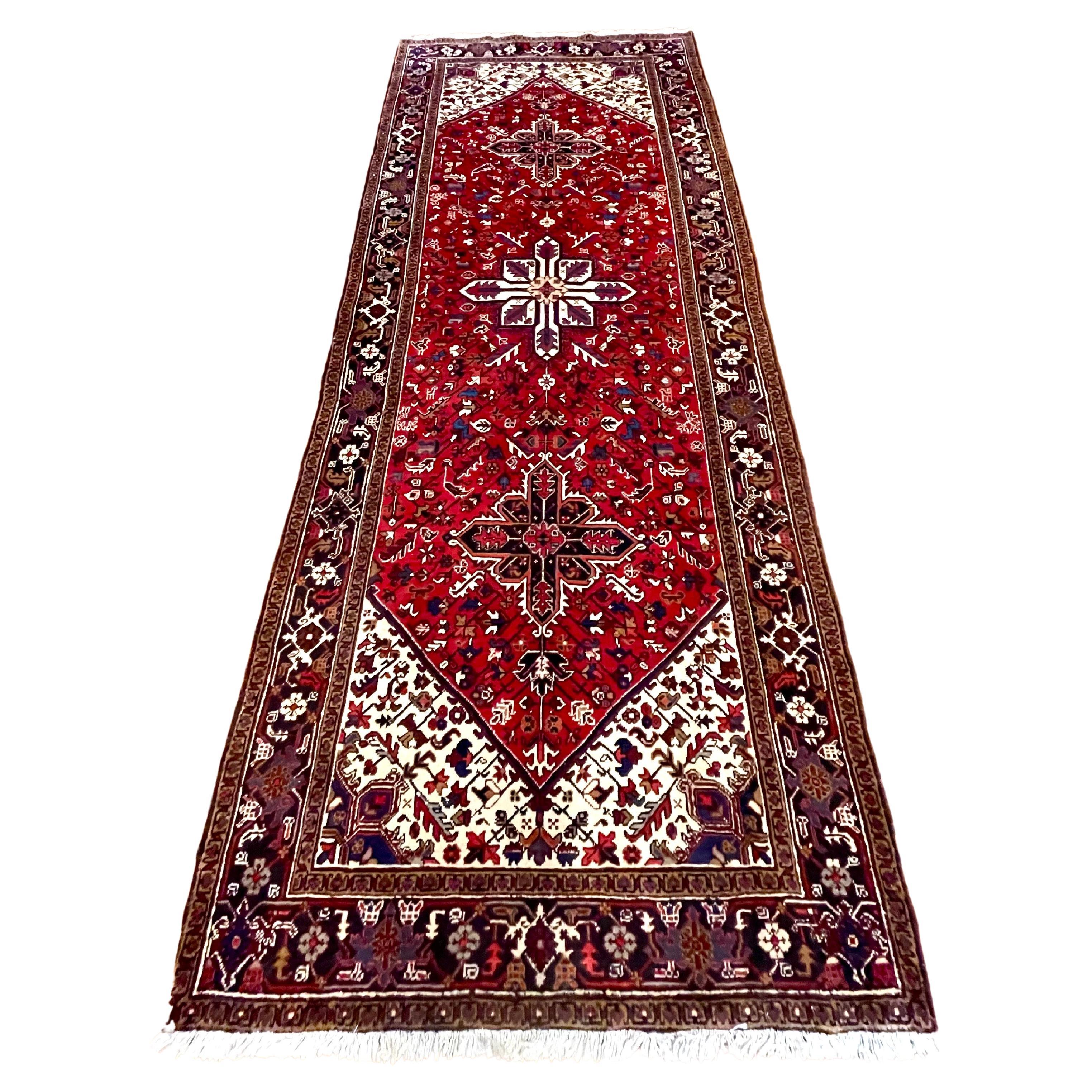 Authentique tapis persan rouge géométrique noué à la main Heriz 1960 en vente