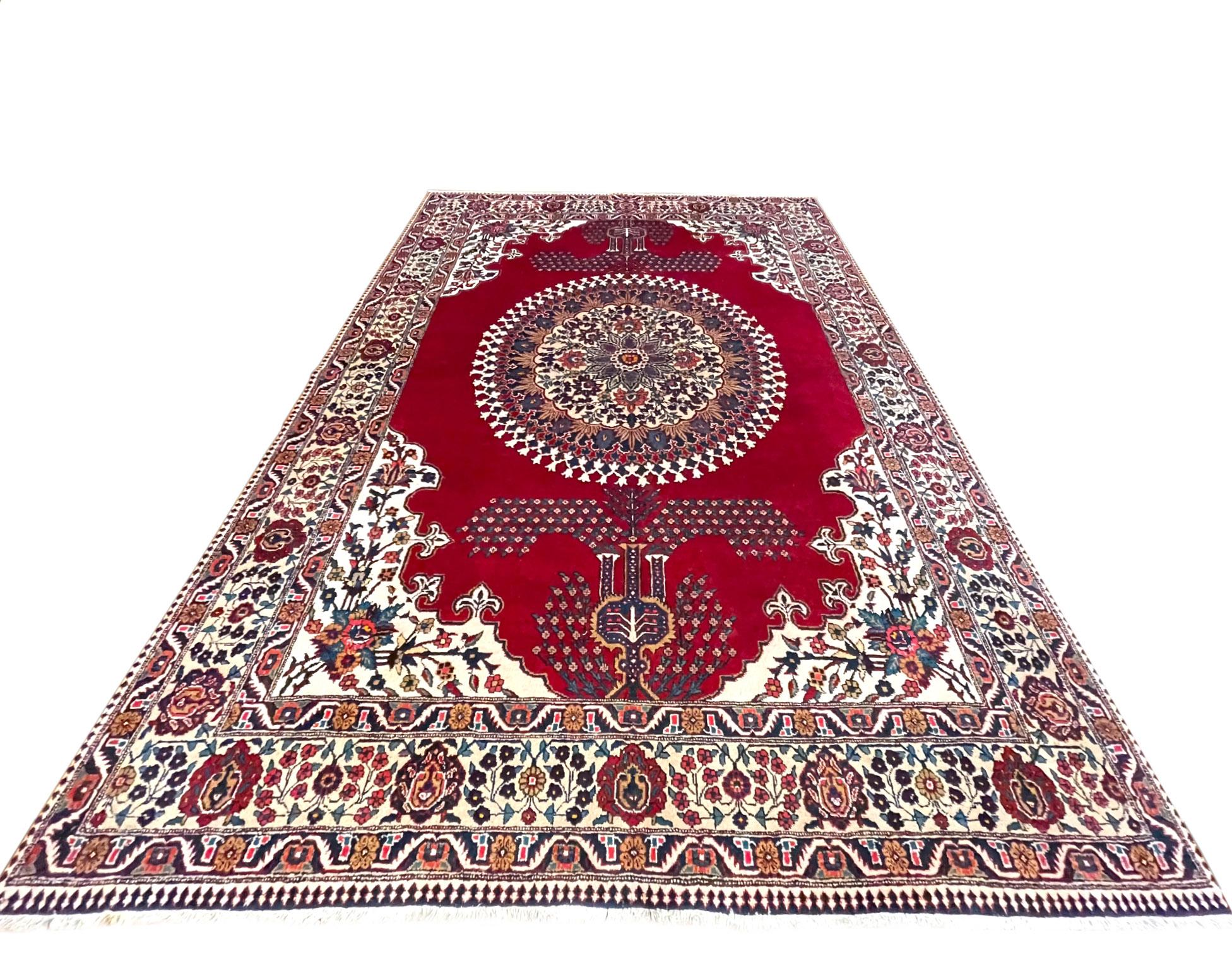 Ce tapis persan Tabriz-Heriz, les tapis Heriz sont des tapis persans de la région de Heriz, Azerbaïdjan oriental au nord-ouest de l'Iran, au nord-est de Tabriz. Ce tapis a des poils en laine et une base en coton. Ce tapis est semi-floral avec un