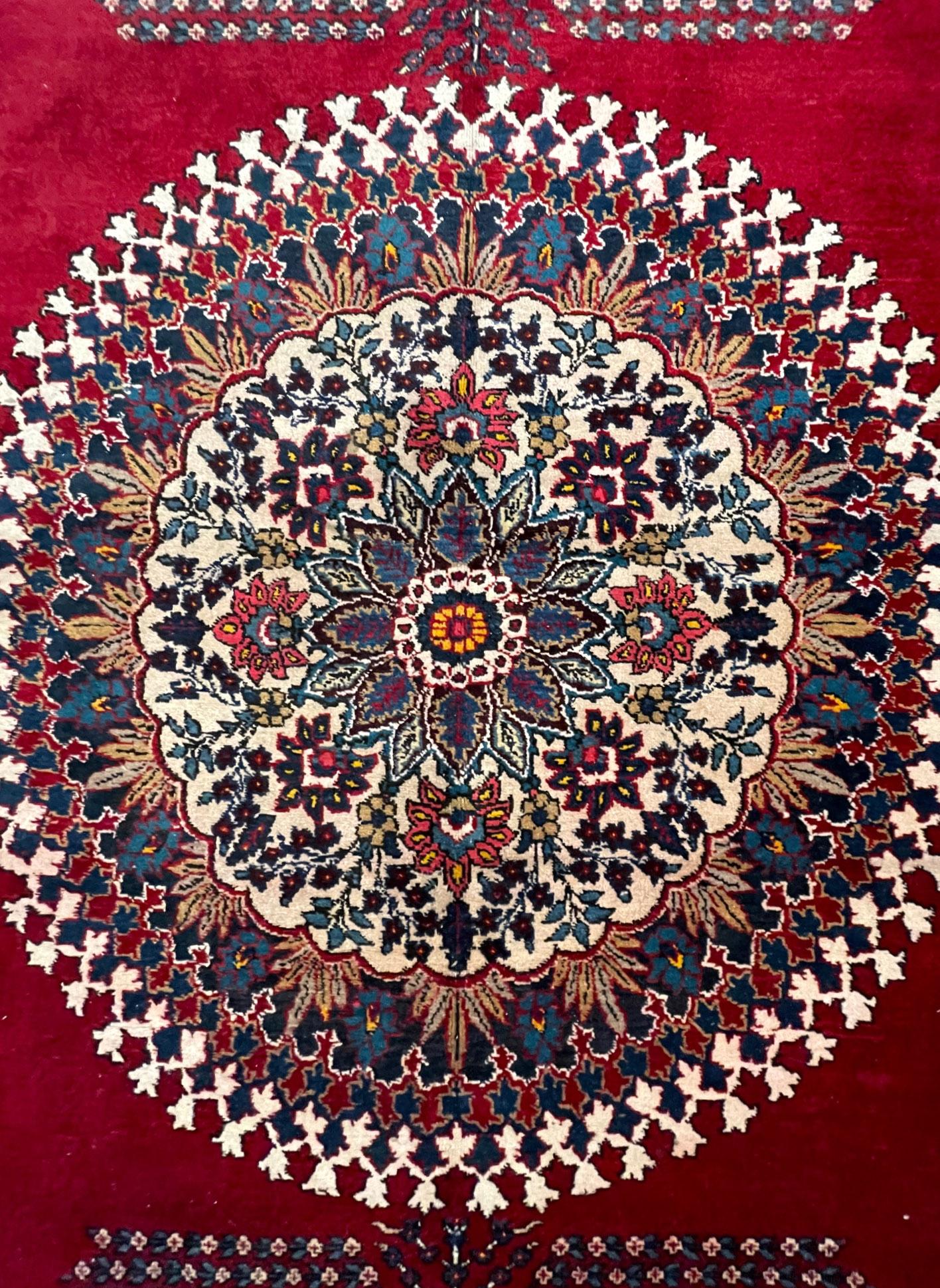 Noué à la main Authentique tapis persan Heriz semi-floweral rouge noué à la main, vers 1960 en vente