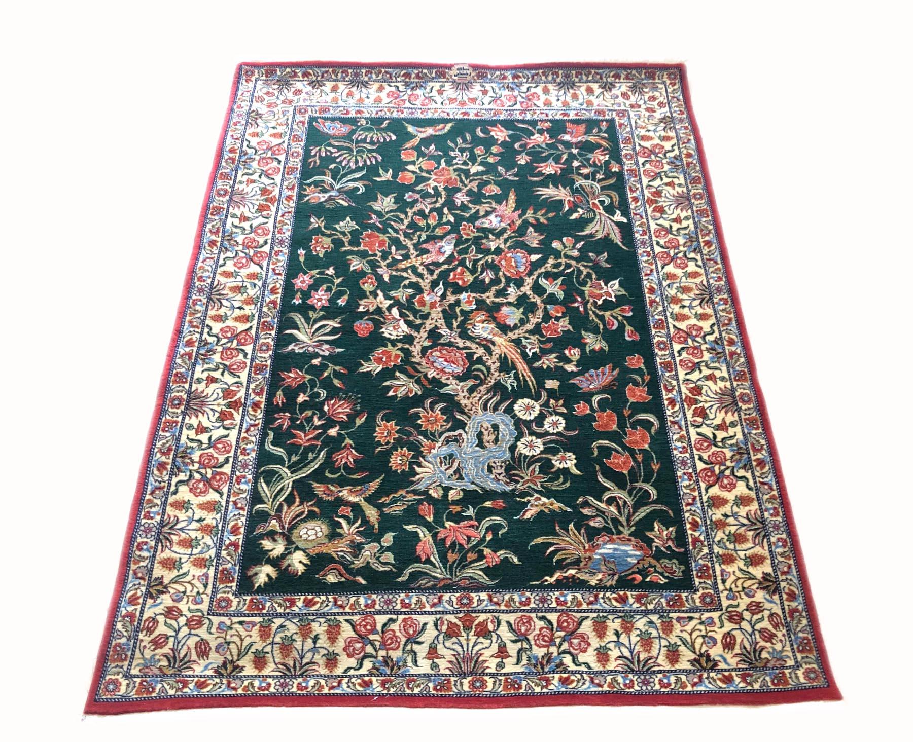 Ce magnifique tapis persan Qum est composé de poils de laine et d'une base en coton. La taille est de 3 pieds 3 pouces par 4 pieds 8 pouces. Le motif représente l'arbre de vie, un élément populaire dans de nombreux tapis persans anciens, et l'un des
