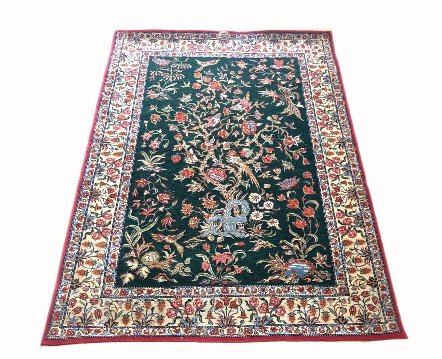 Dieser schöne persische Qum-Teppich hat einen Wollflor mit Baumwollgrund. Die Größe beträgt 3 Fuß 3 Zoll mal 4 Fuß 8 Zoll. Das Design ist der Lebensbaum, ein beliebtes Element in vielen alten Perserteppichen und eines der ältesten Symbole im