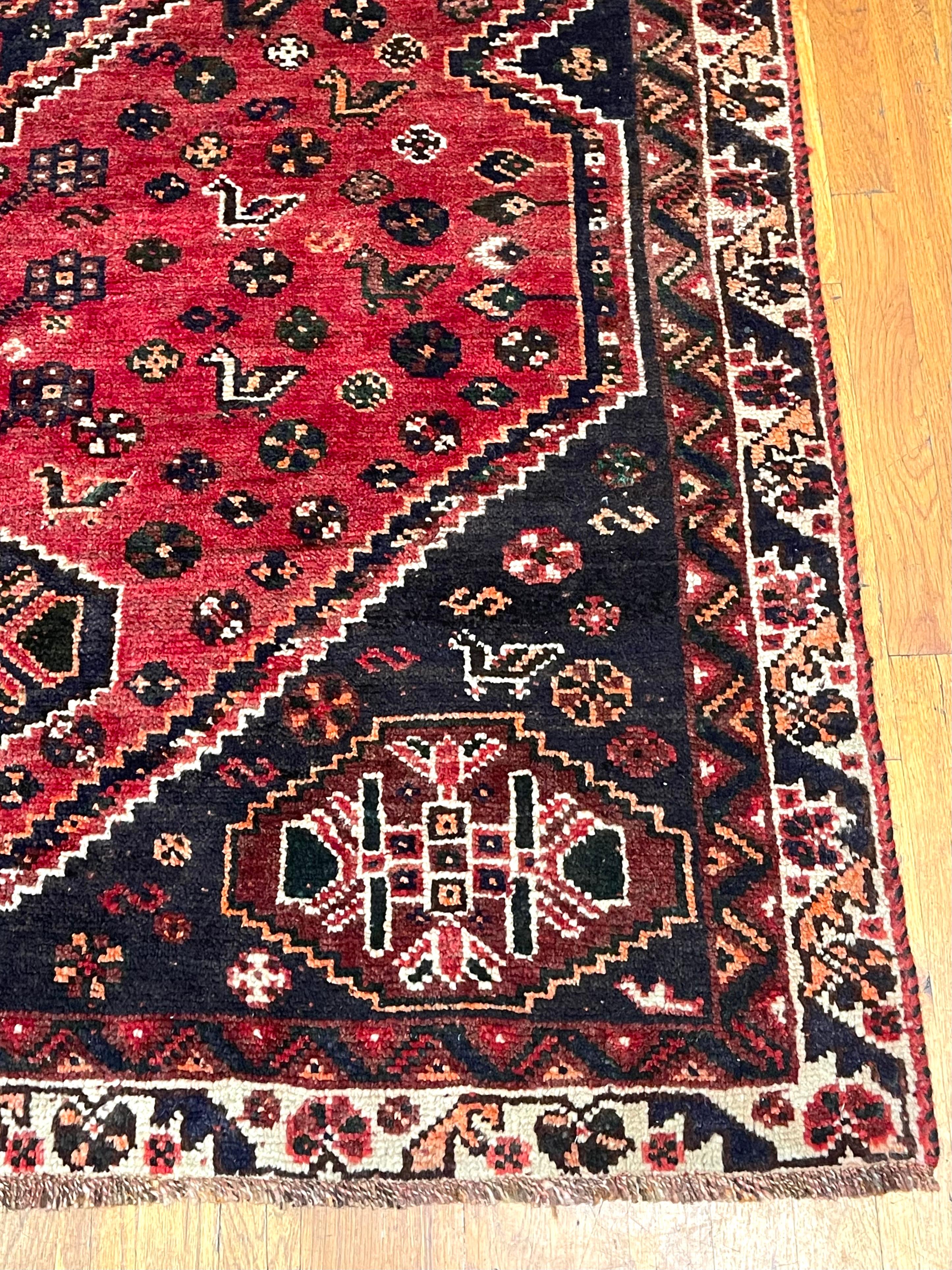 Persischer geometrischer Shiraz-Teppich in Rot (Stammeskunst) im Angebot