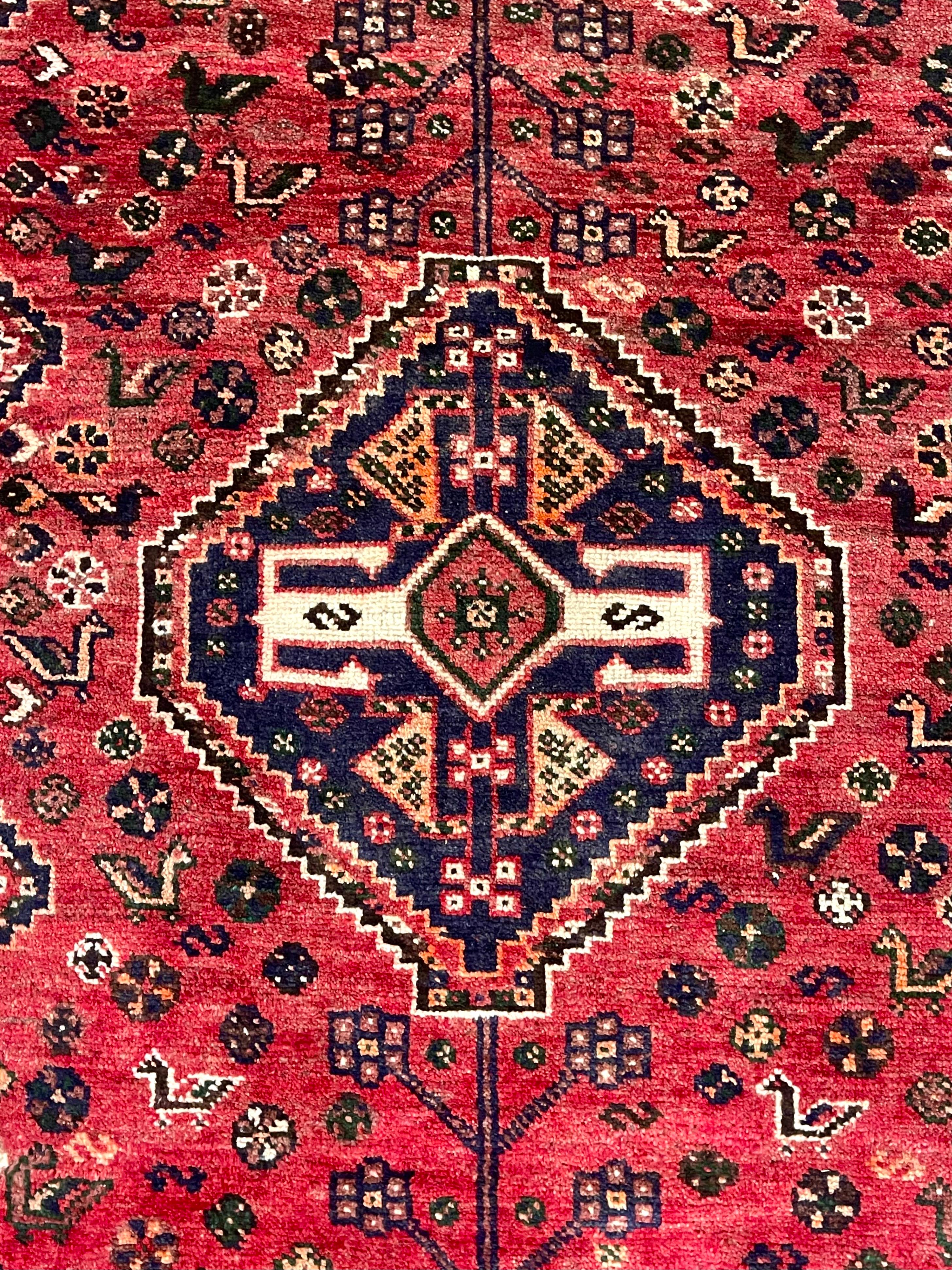 Persischer geometrischer Shiraz-Teppich in Rot (Handgeknüpft) im Angebot