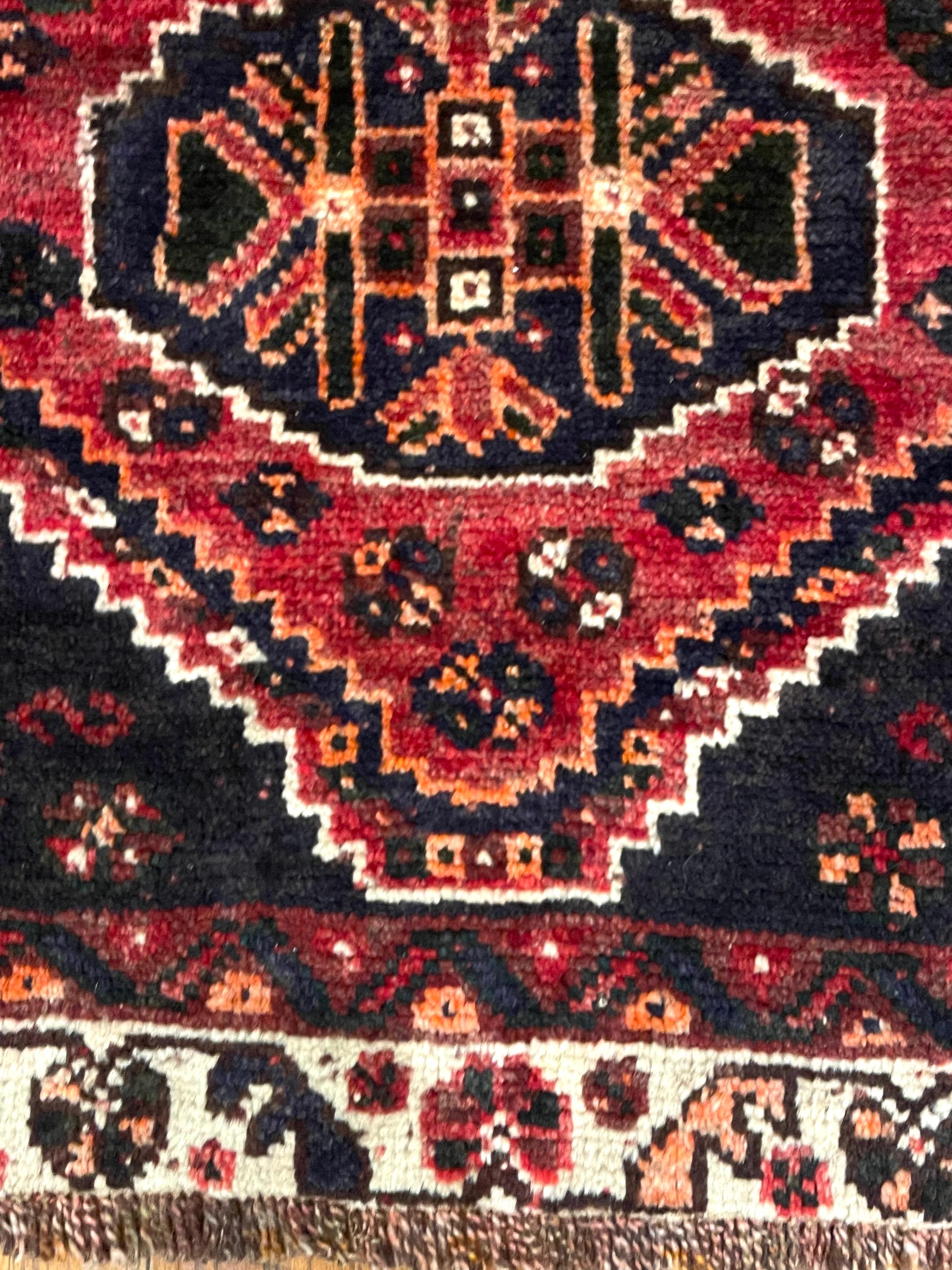 Persischer geometrischer Shiraz-Teppich in Rot im Zustand „Gut“ im Angebot in San Diego, CA