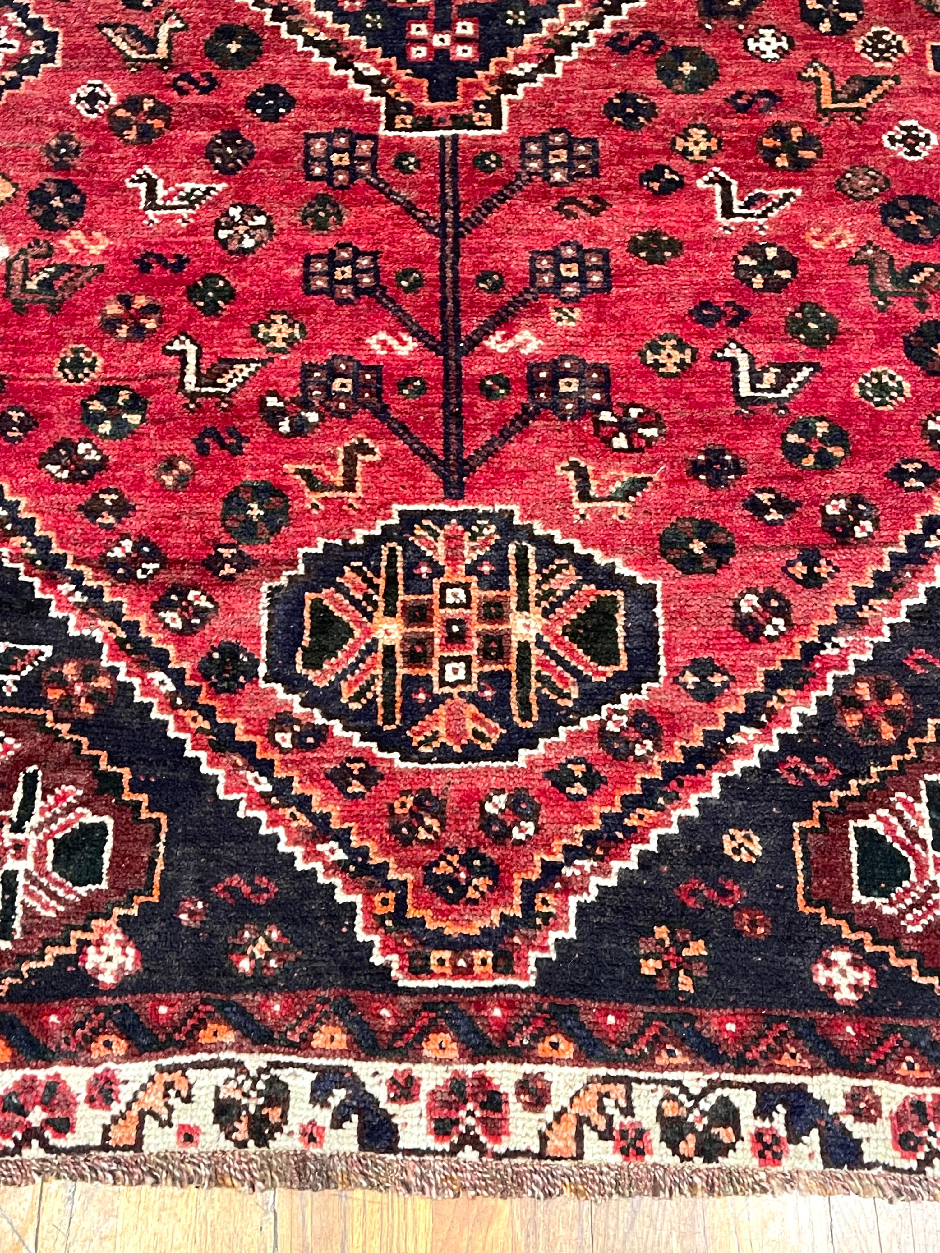 Persischer geometrischer Shiraz-Teppich in Rot (Mitte des 20. Jahrhunderts) im Angebot