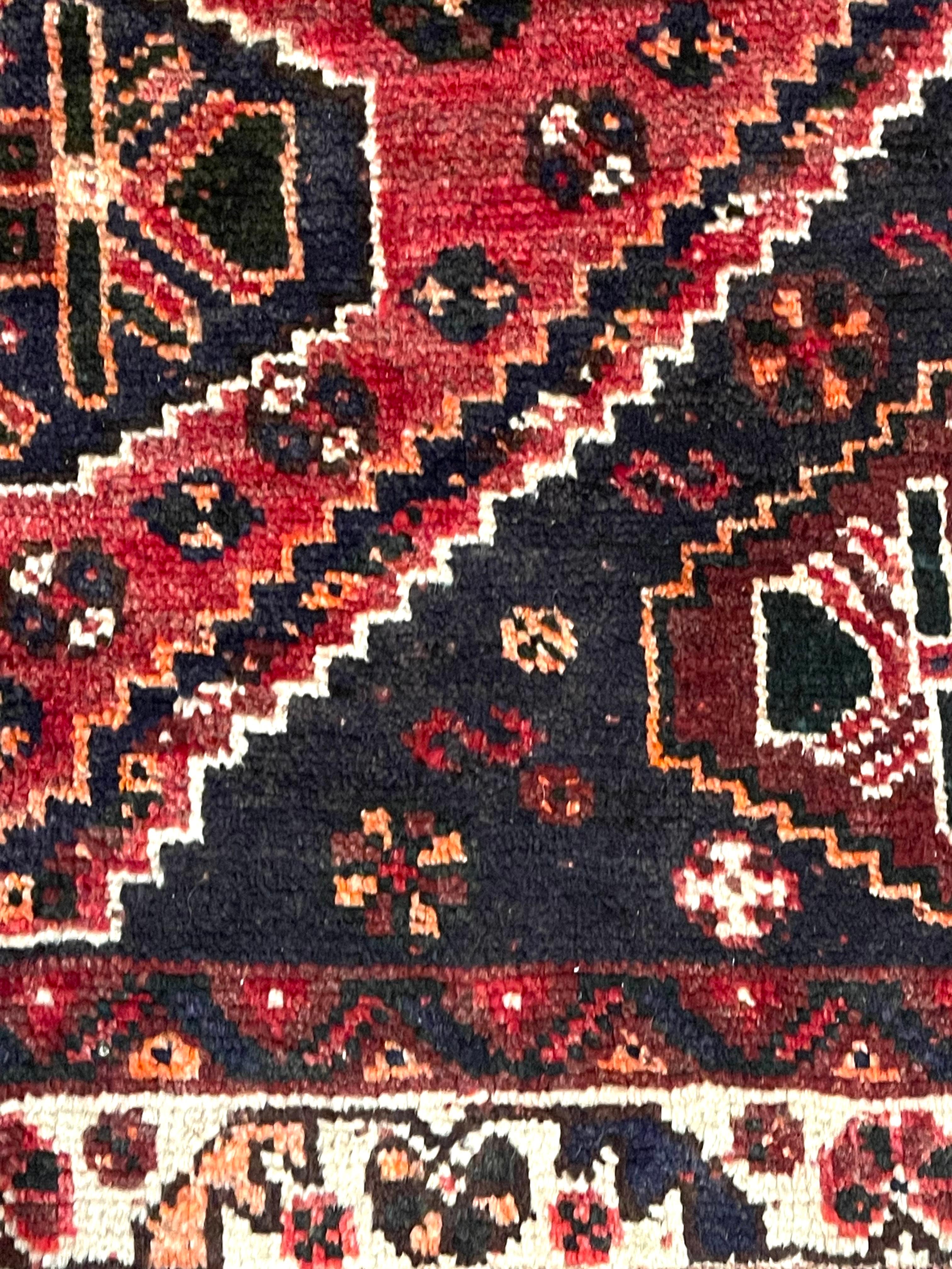 Persischer geometrischer Shiraz-Teppich in Rot (Wolle) im Angebot